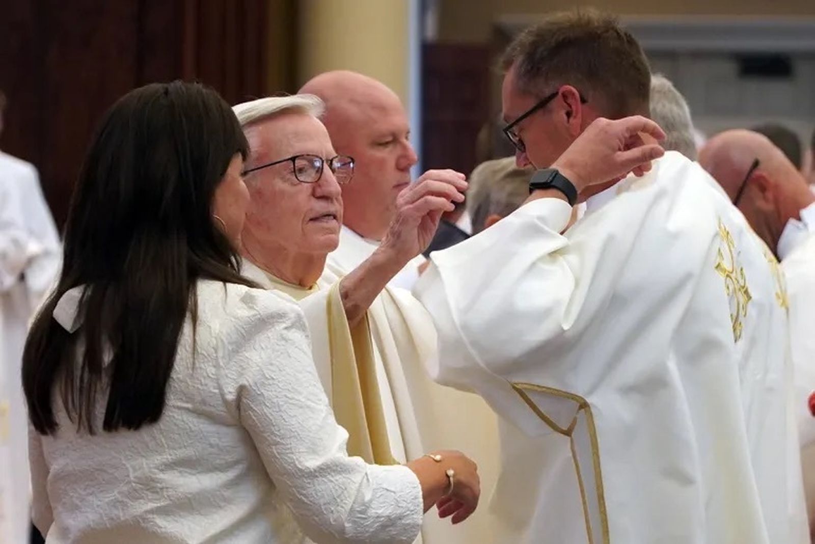 Esposas ayudan a revestir a los diáconos