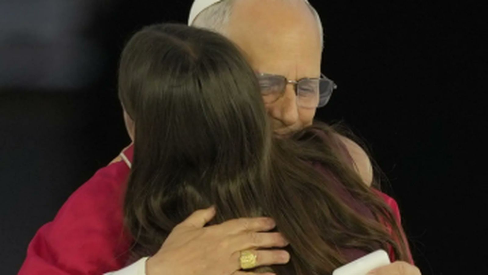 Caluroso abrazo entre la joven y el Papa