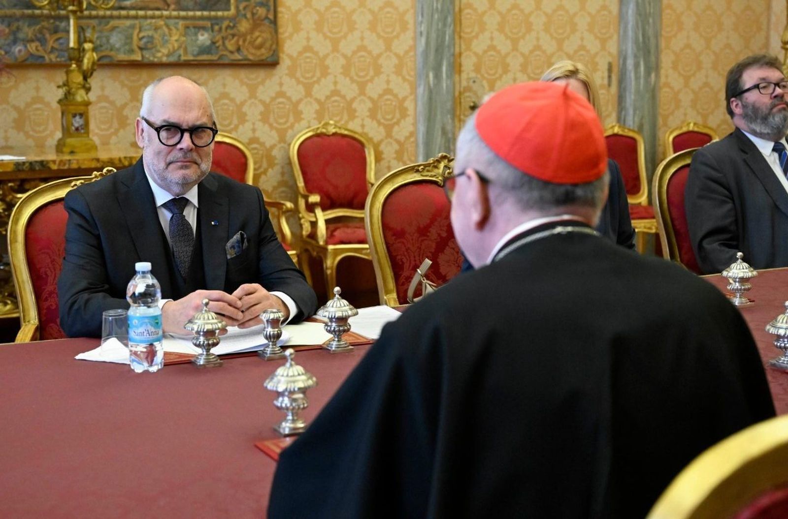 Alar Karis, Presidente de la República de Estonia  y Pietro Parolin (de espaldas)