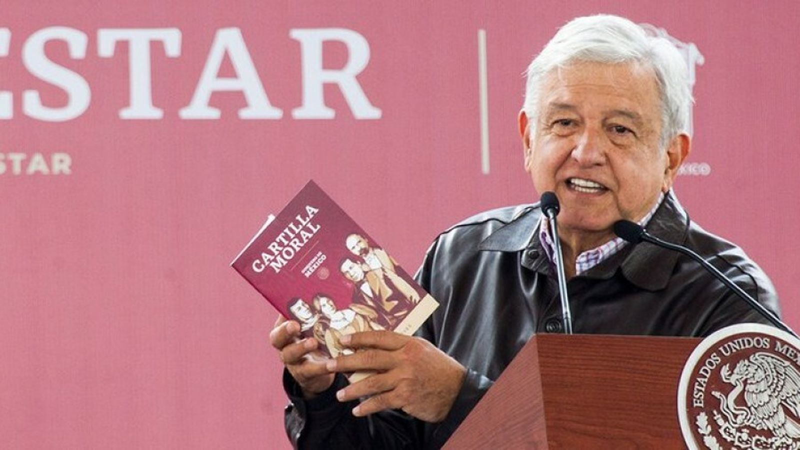 El presidente mexicano Andrés Manuel López Obrador, con la Cartilla Moral