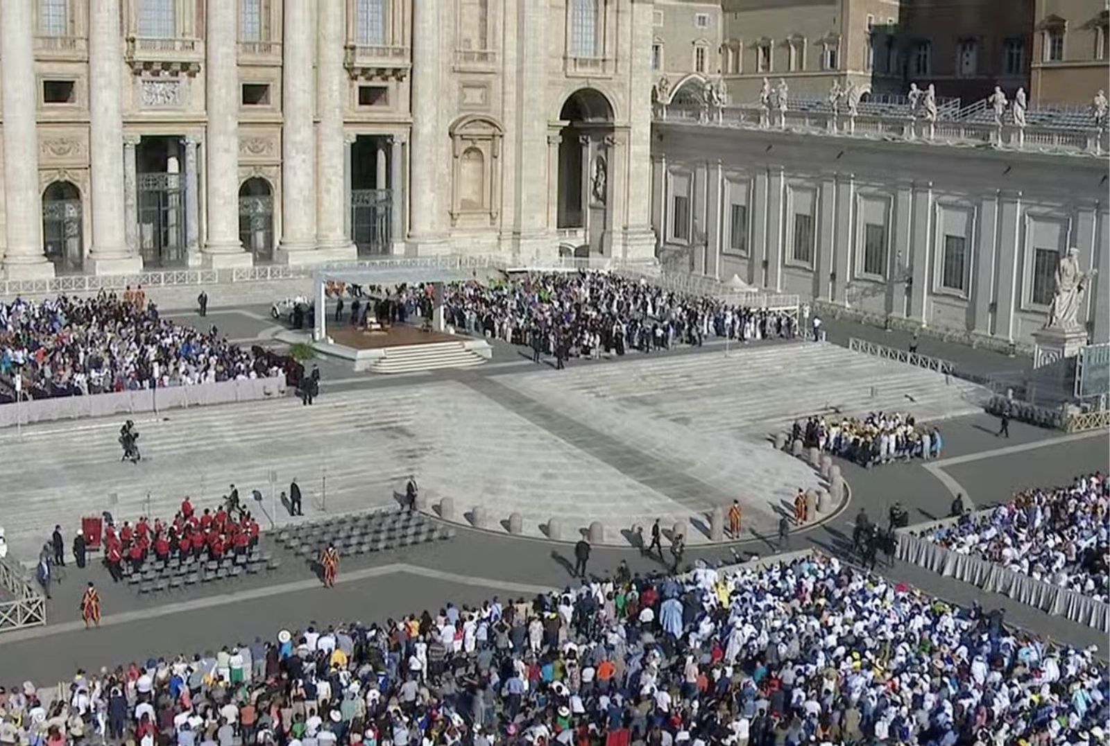 Vista de la plaza de San Pedro durante la audiencia general.com