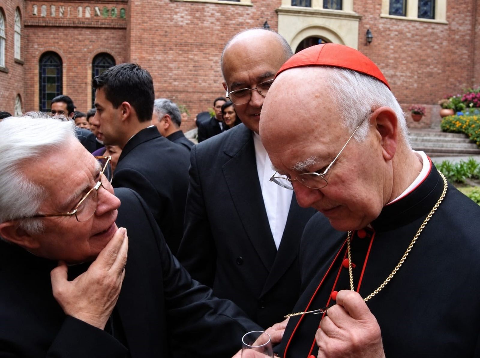monseñor Hector Gutiérrez Pabón dialoga con el cardenal Pedro Rubiano Saenz
