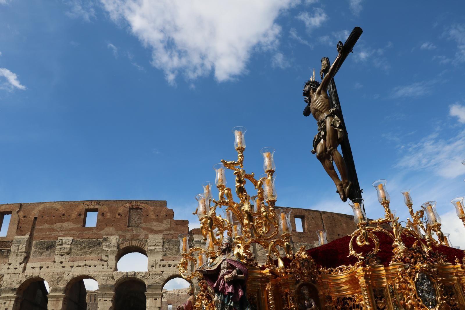 El Cachorro, junto al Coliseo