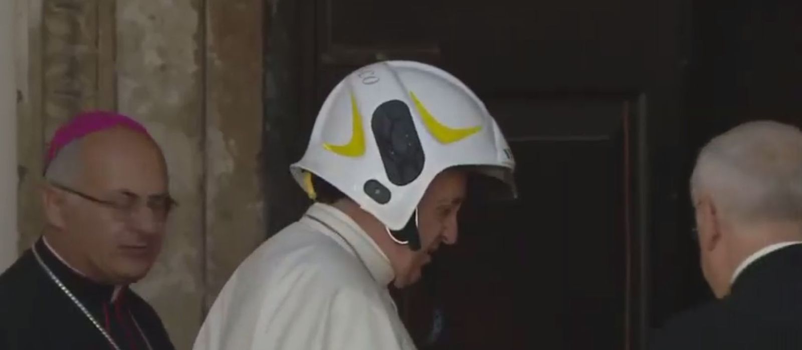 El Papa, con casco