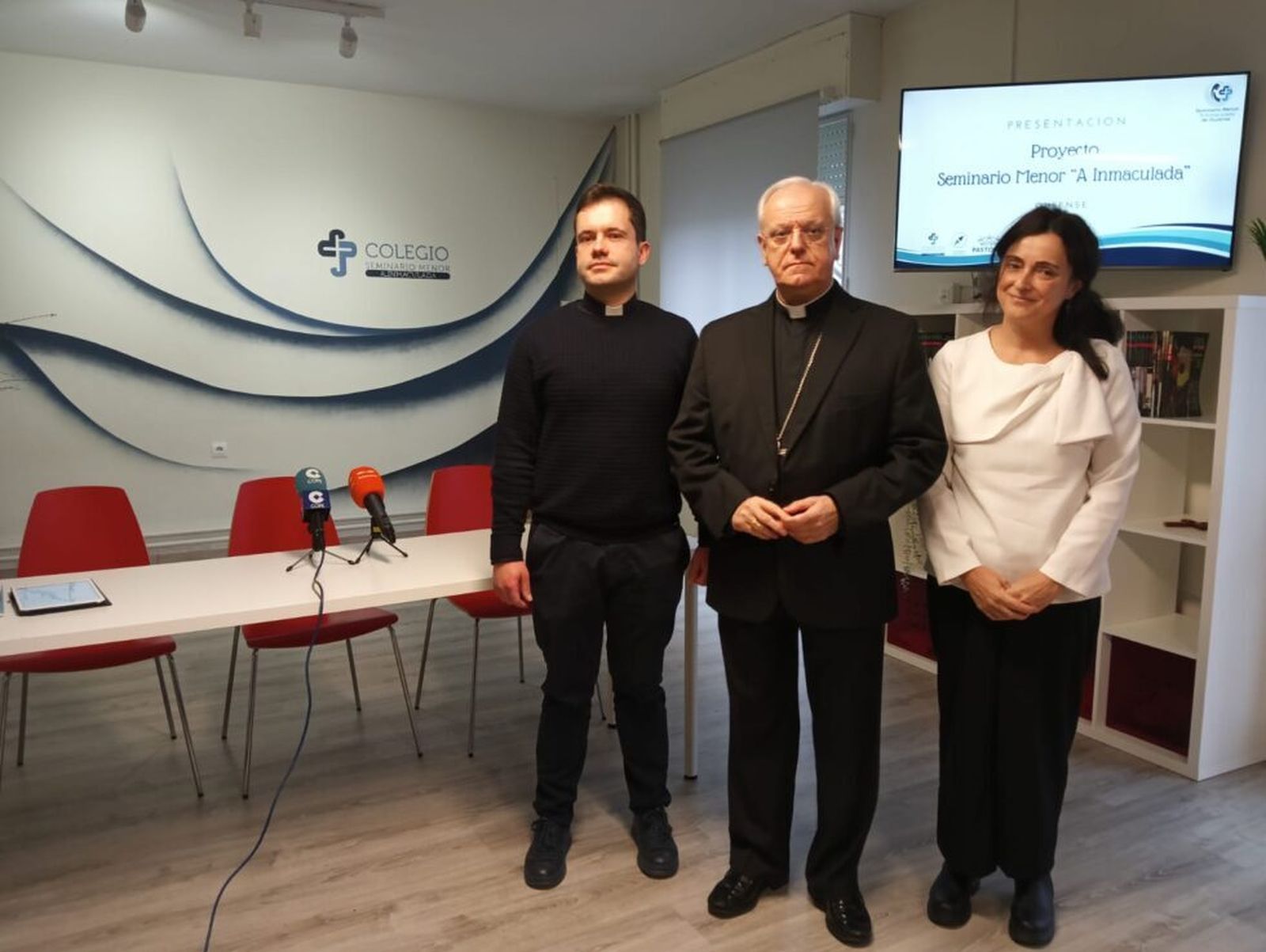 El obispo , con el rector y la psicopedagoga del seminario menor