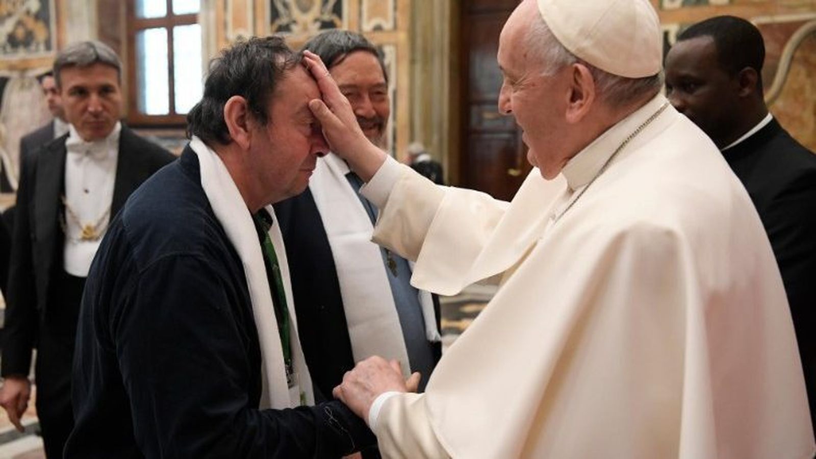 Francisco saluda a la asociación de ciegos y discapacitados visuales