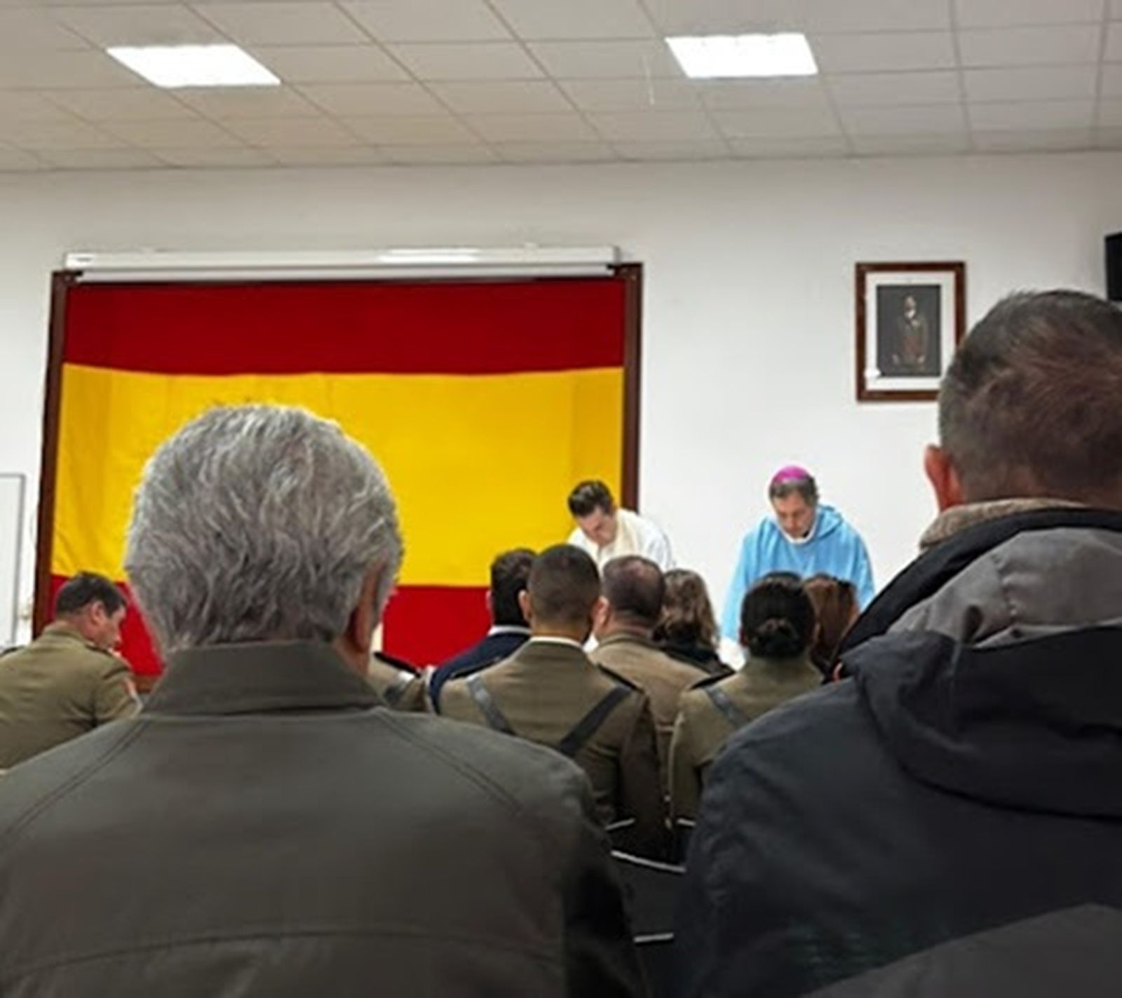 Joseba segura celebrando misa con la bandera de España