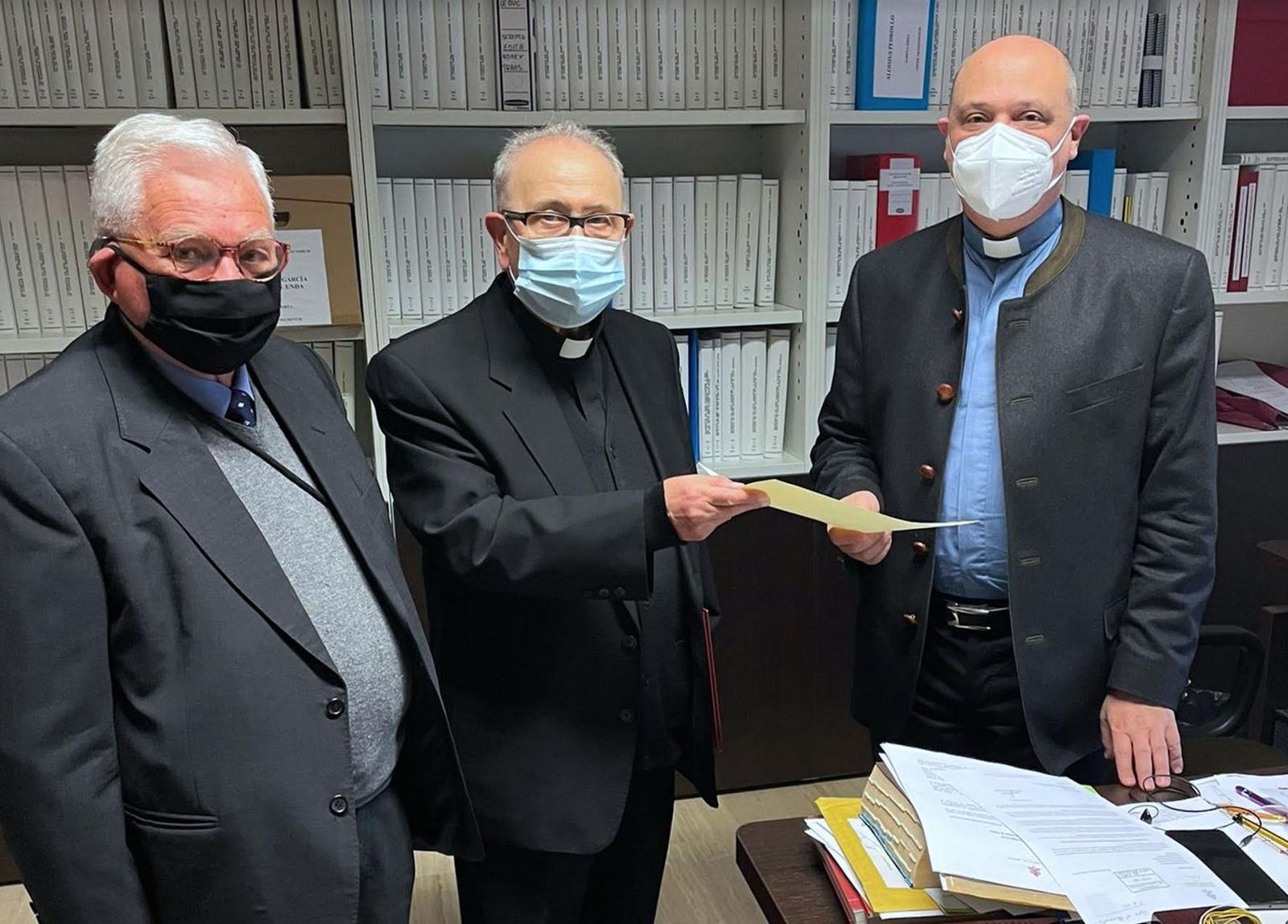 Entrega proceso diocesano de beatificación de 91 mártires valencianos