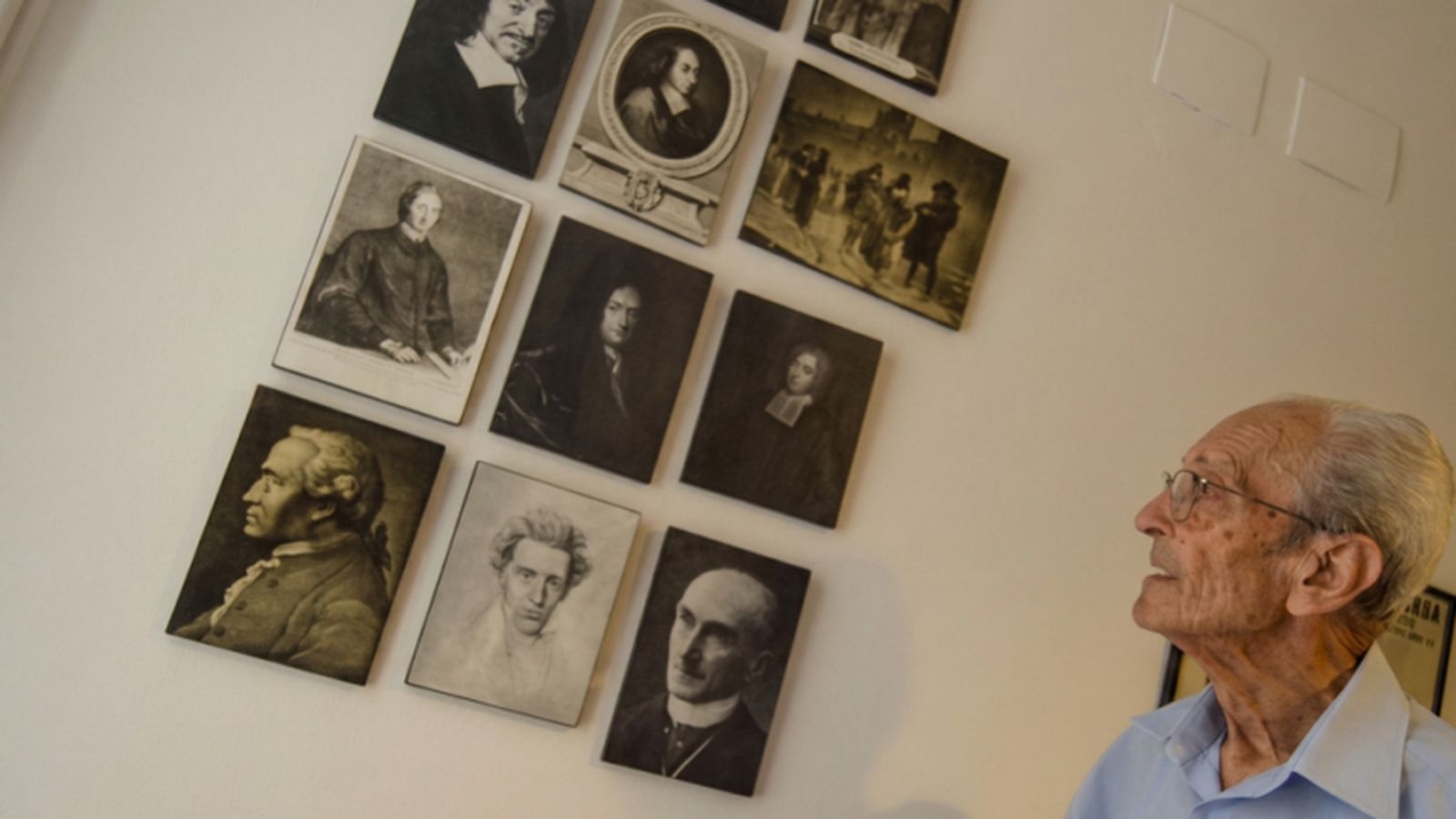 El filósofo Pere Lluís Font, retratado en su domicilio, donde seguía activo intelectualmente.