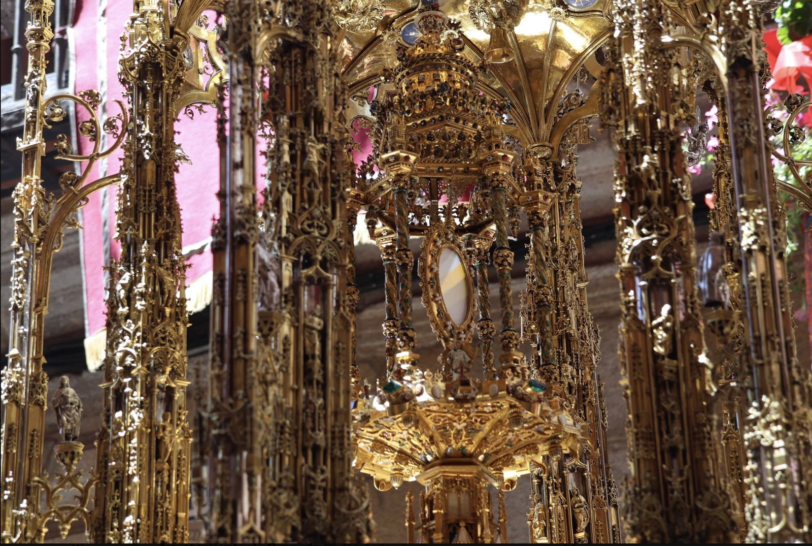 La espectacular Custodia de Arfe procesionando por Toledo