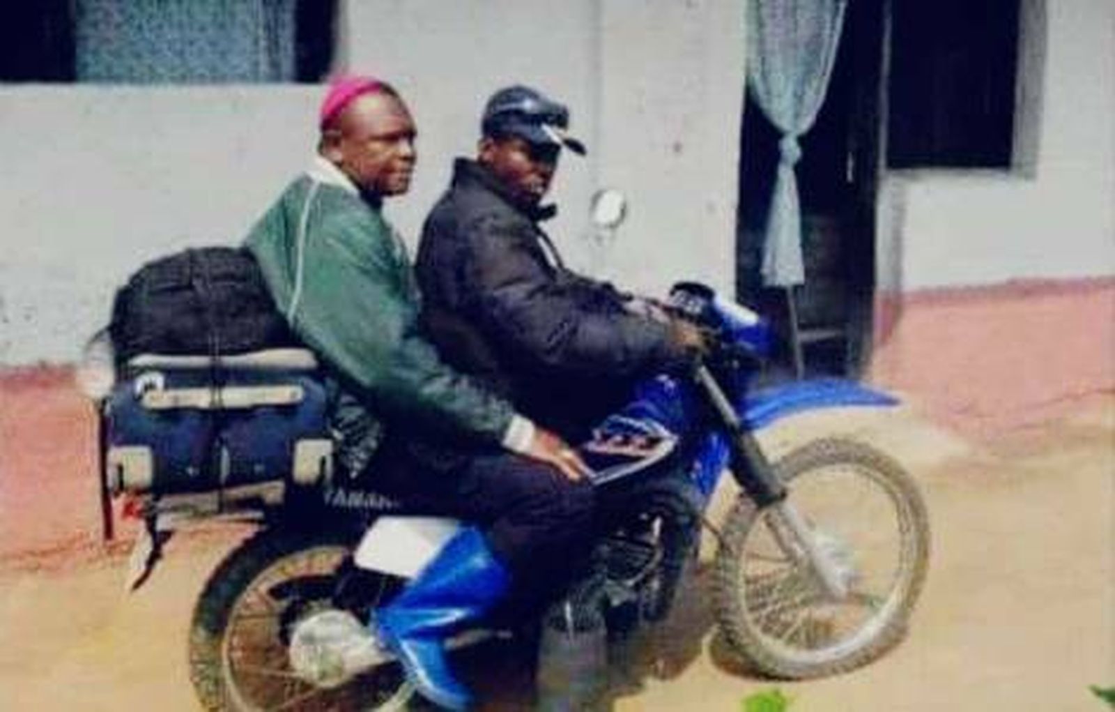 El arzobispo de Kinshasa, en moto