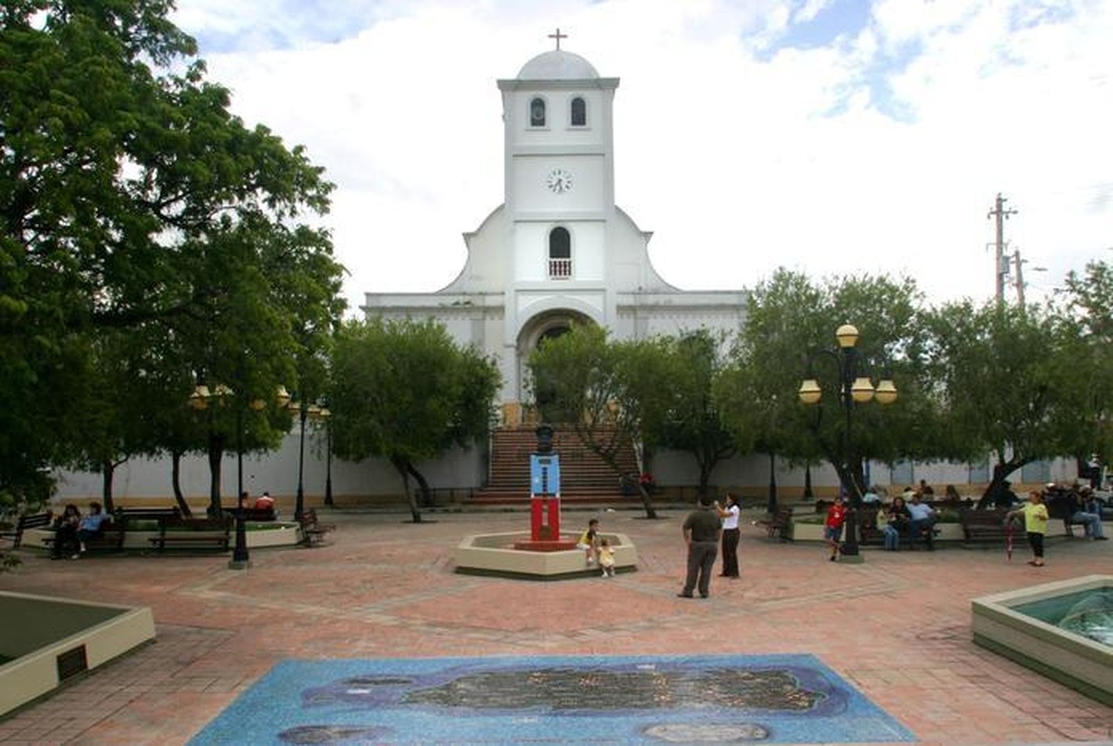 Detienen a un joven que se subió desnudo al techo de una iglesia en Puerto Rico