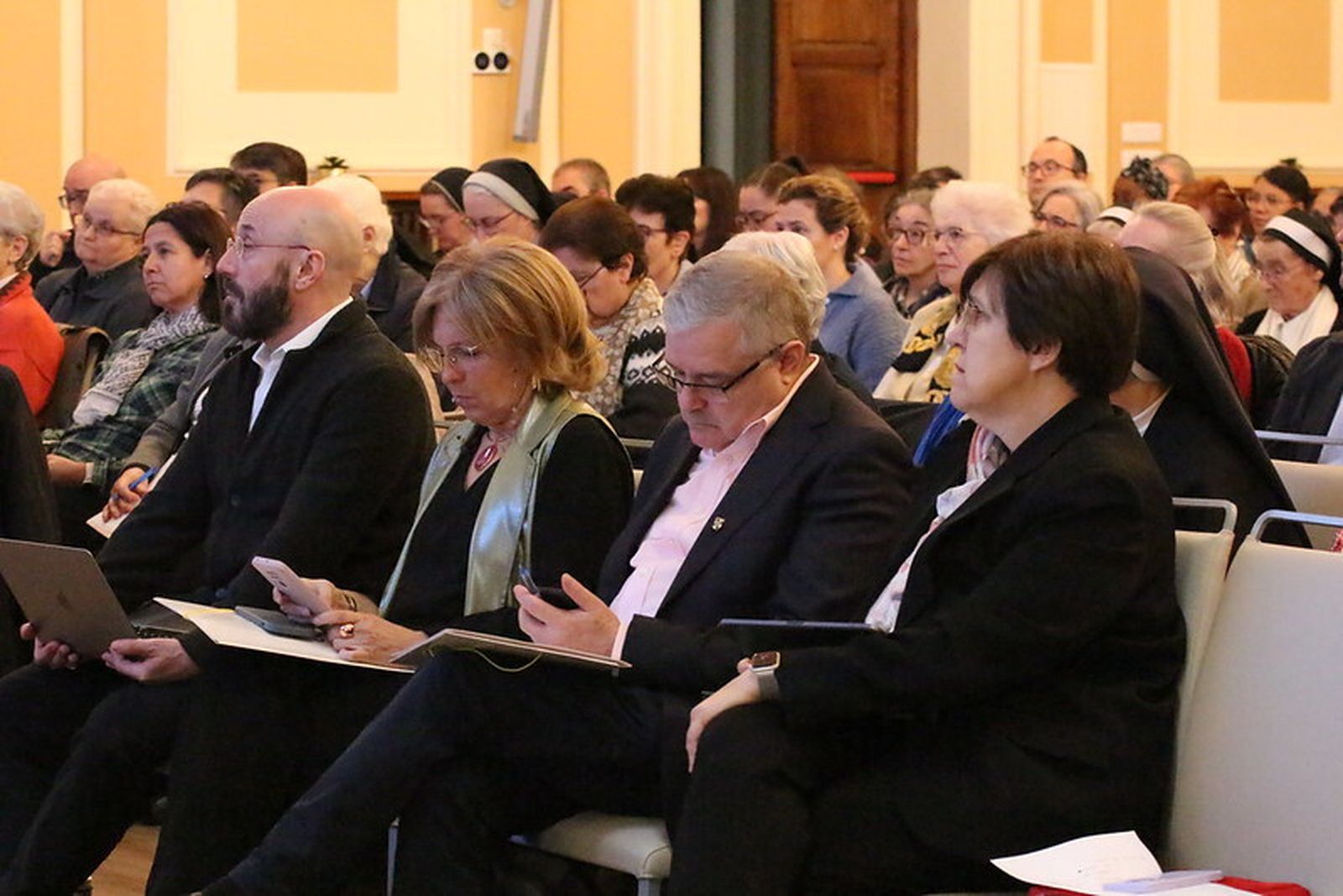 Jesús Díaz Sariego, segundo por la derecha, en la jornada de Confer