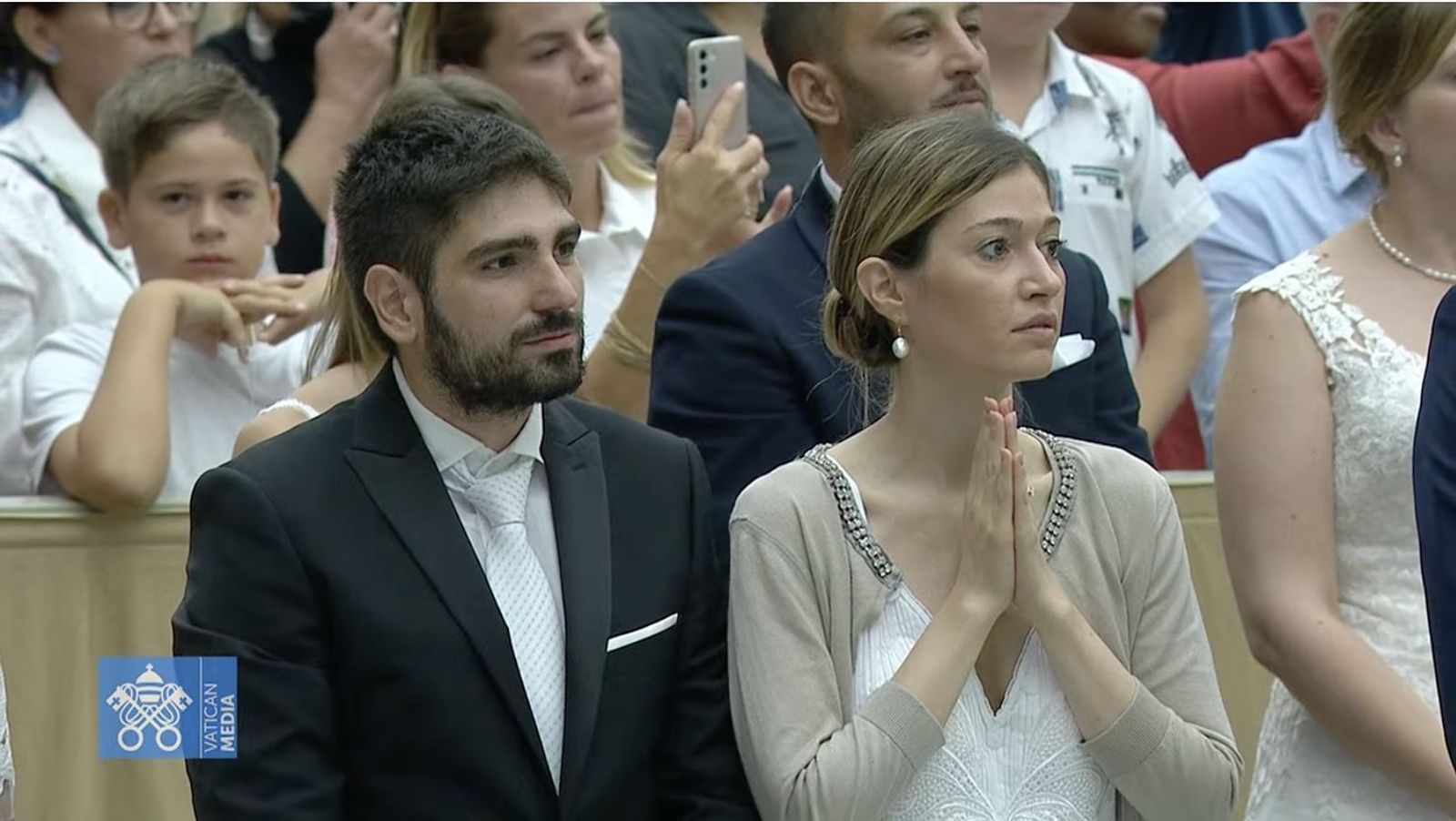 Matrimonios que esperan la bendición papal