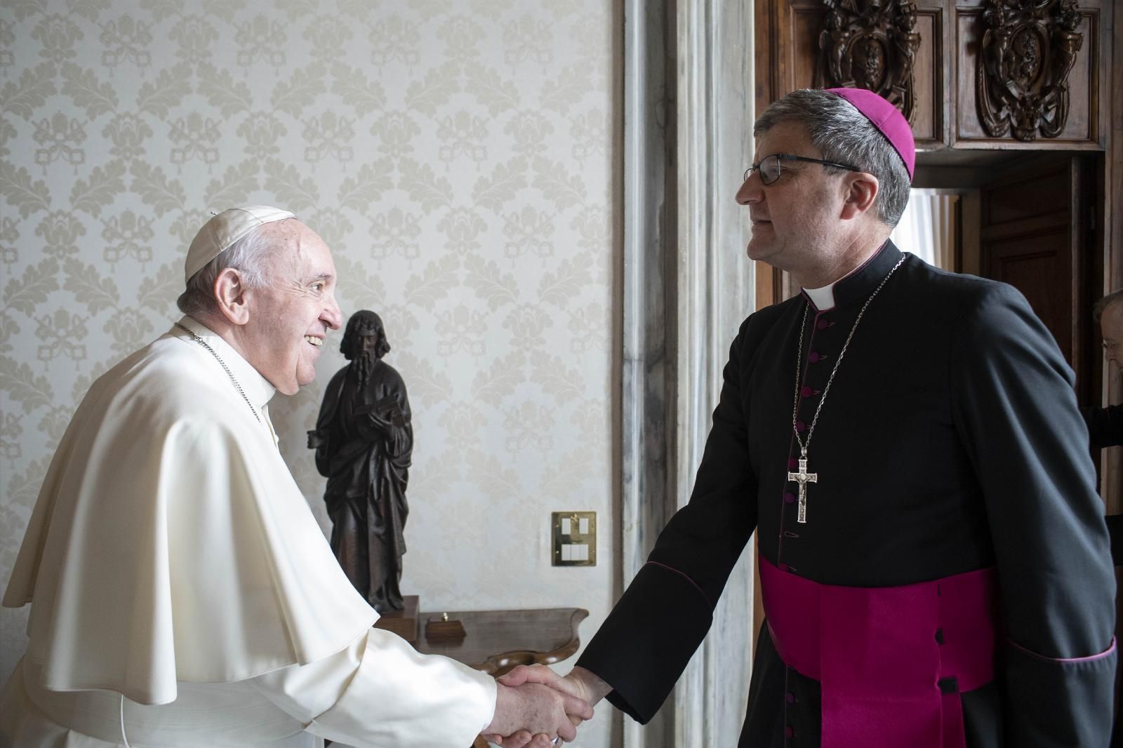 El papa Francisco con Éric de Moulins, arzobispo de Reims