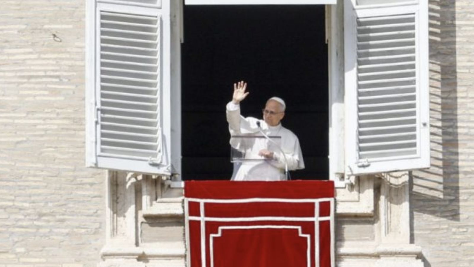 El Papa saluda desde la ventana