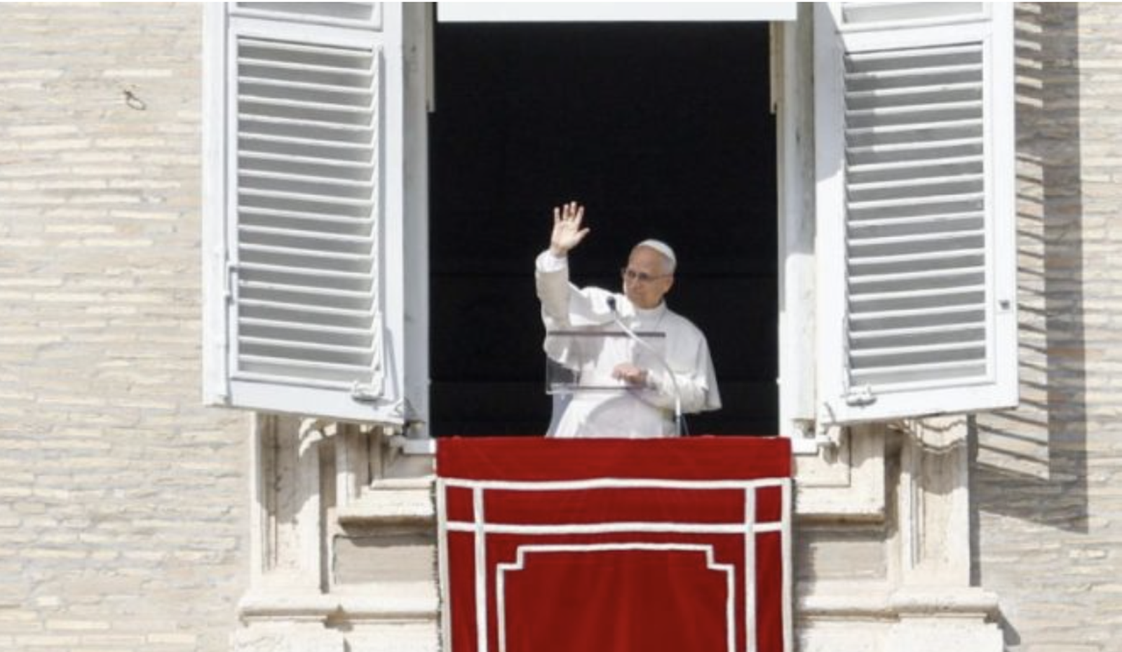 El Papa saluda desde la ventana