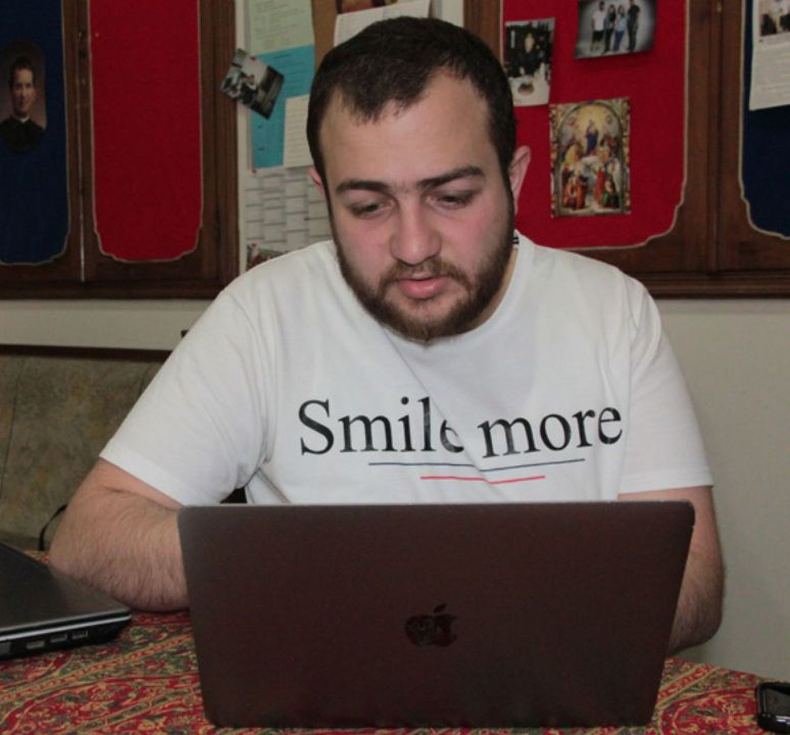 Maher Al Saloom estudió duro en honor a su padre