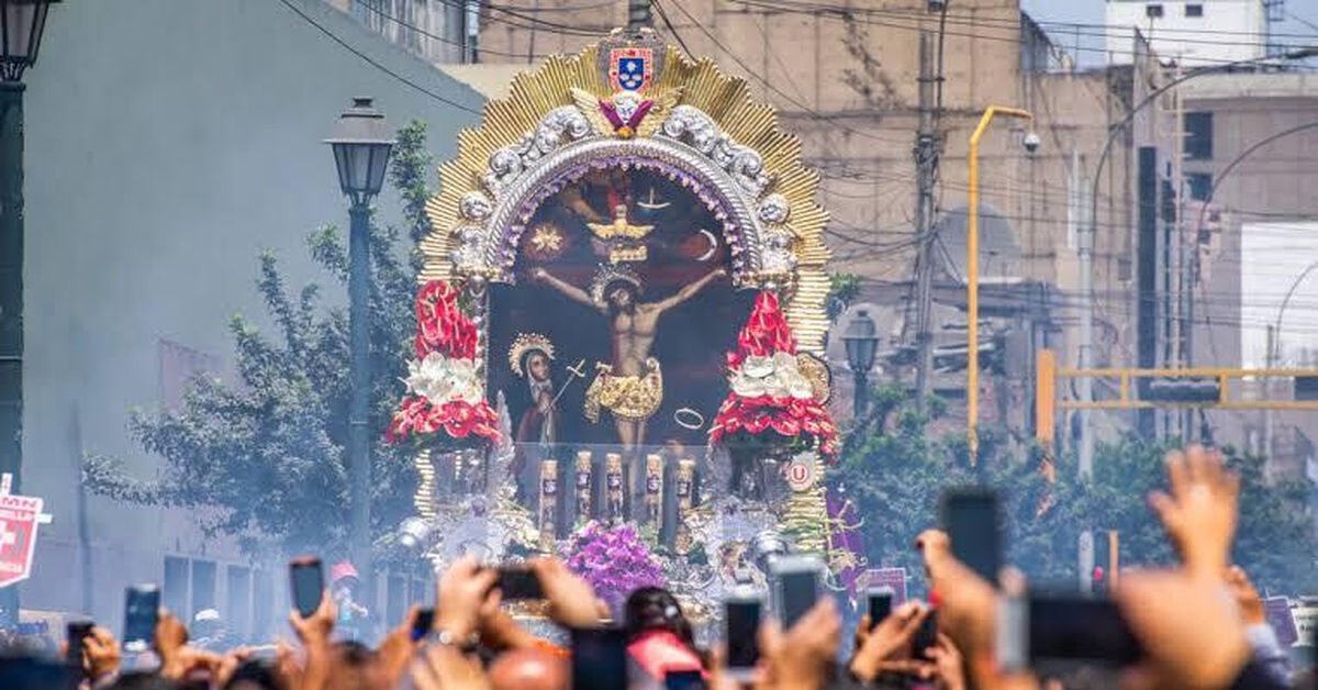 El Señor de los Milagros sale a la calle en Lima después de dos años de ...