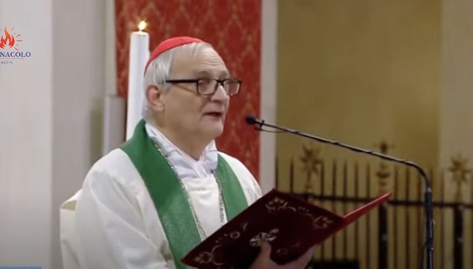 Zuppi durante el rezo del ángelus