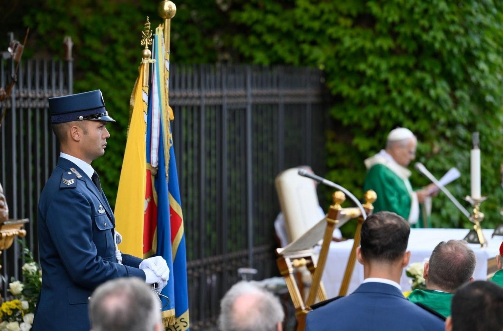 León XIV, con la Gendarmería vaticana
