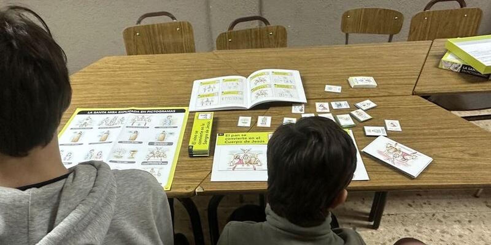 Elizabeth Chuquipiondo presenta 'La Santa Misa en pictogramas'