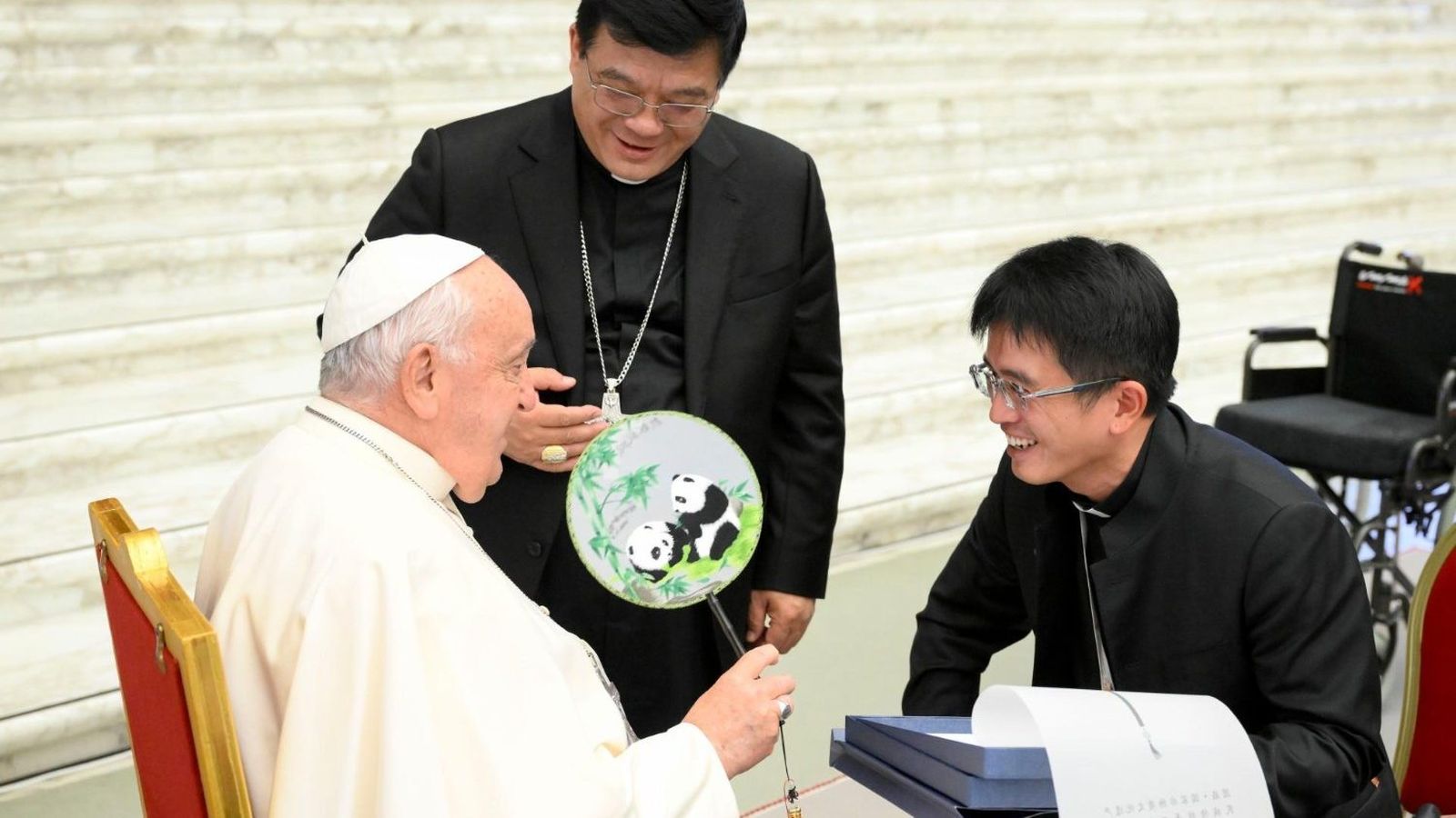 Joseph Yang Yongqiang y Vincenzo Zhan Silu con el papa Francisco