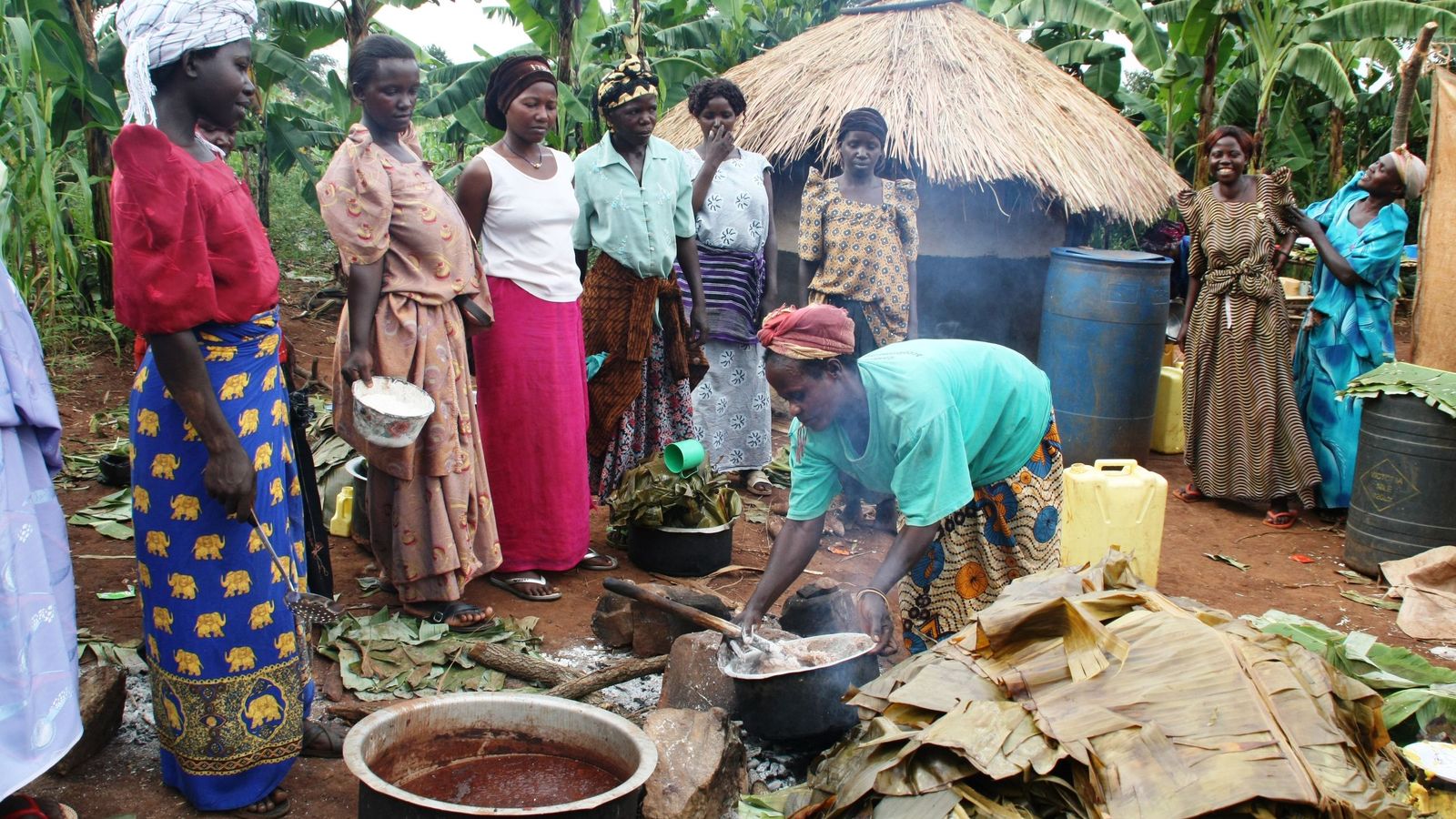 Mujeres preparando comida en Uganda