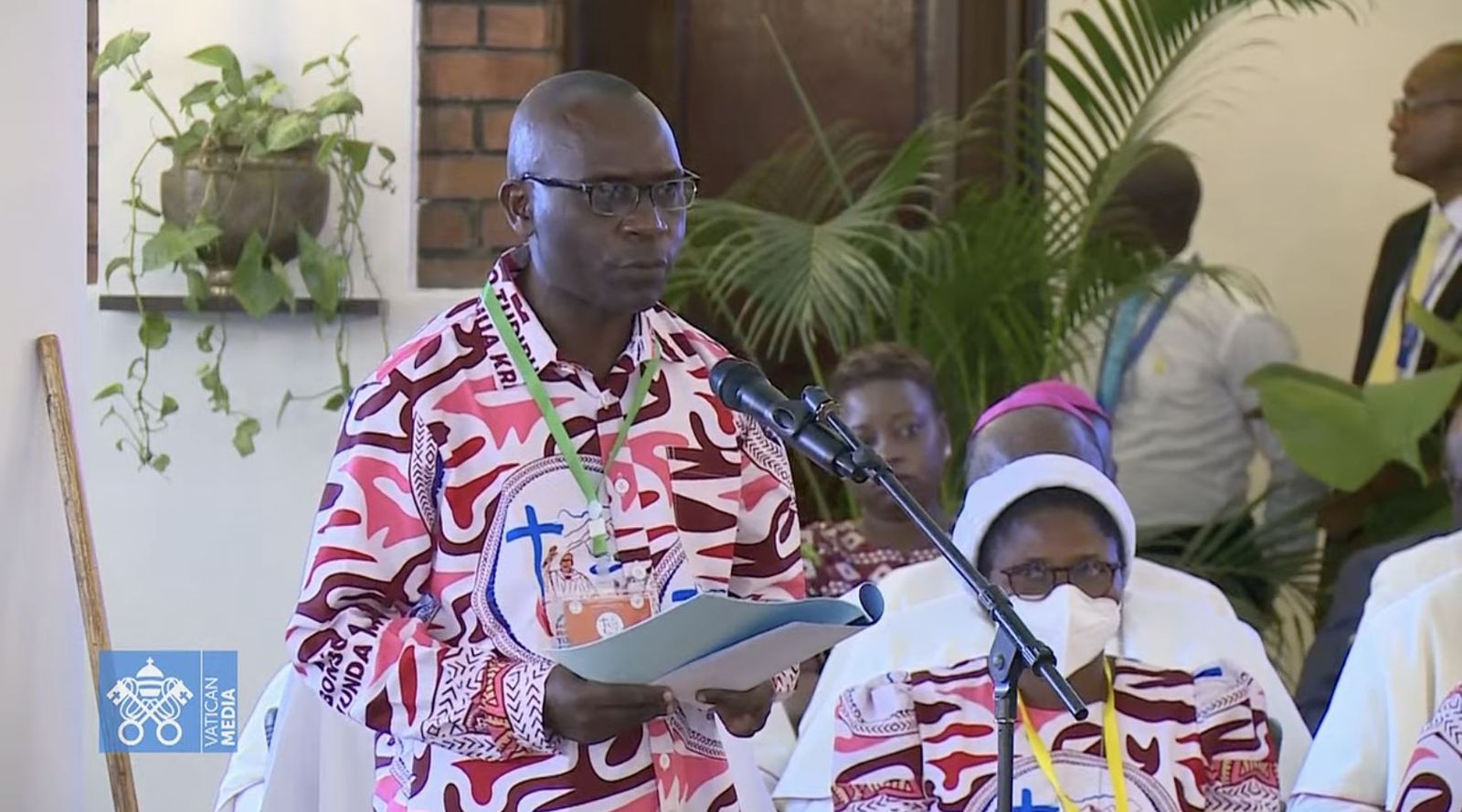 Un congoleño mutilado lee el testimonio de una mujer que desapareció hace unos meses