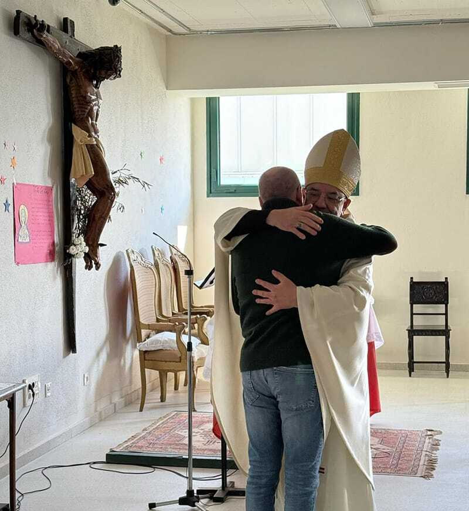 Roselló sigue abrazando a los presos, pero ahora como obispo