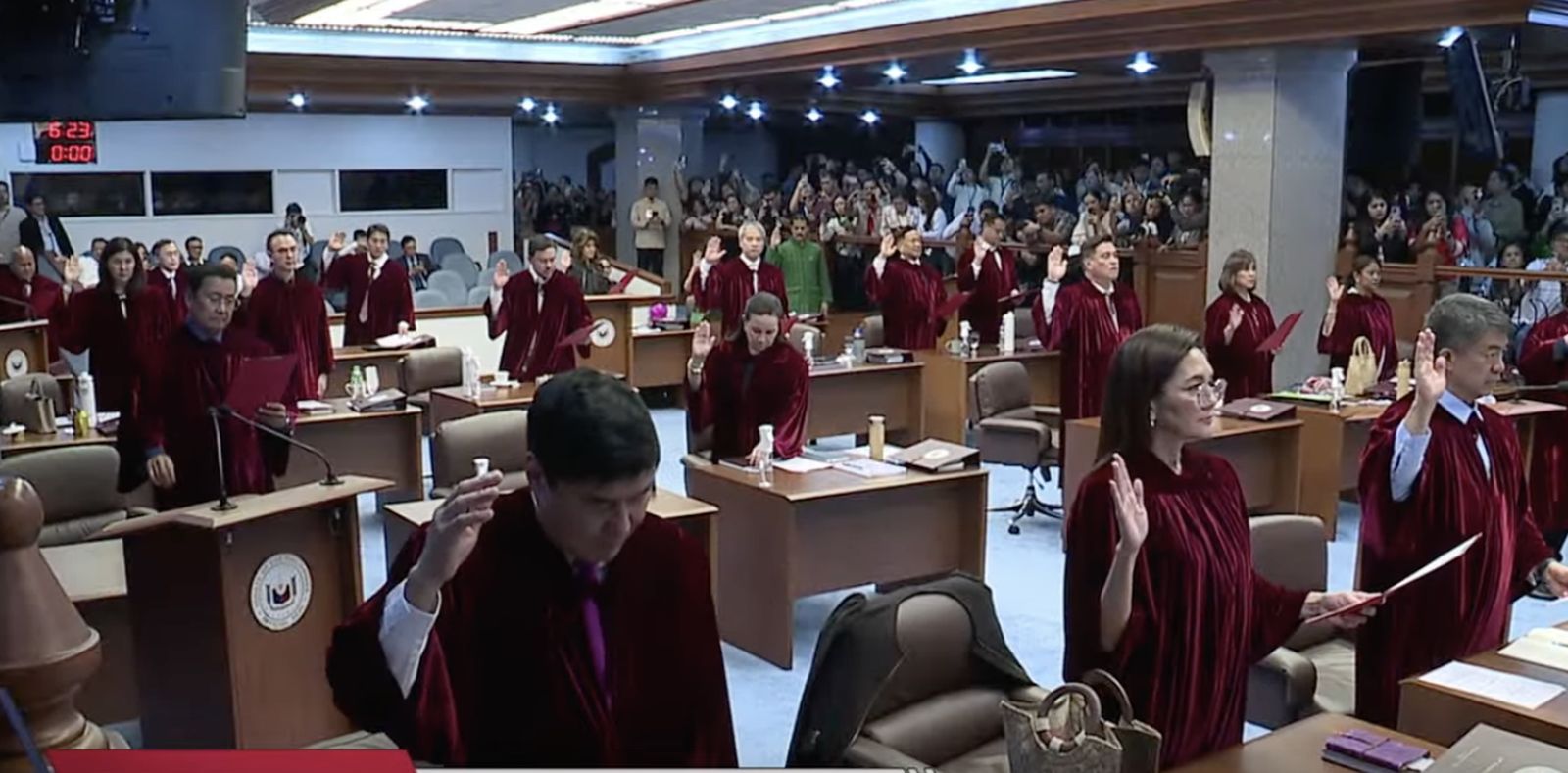 Los senadores filipinos en el momento de jurar a su cargo como magistrados del Tribunal de Destitución para procesar a la vicepresidente Sara Duterte el 18 de mayo de 2026