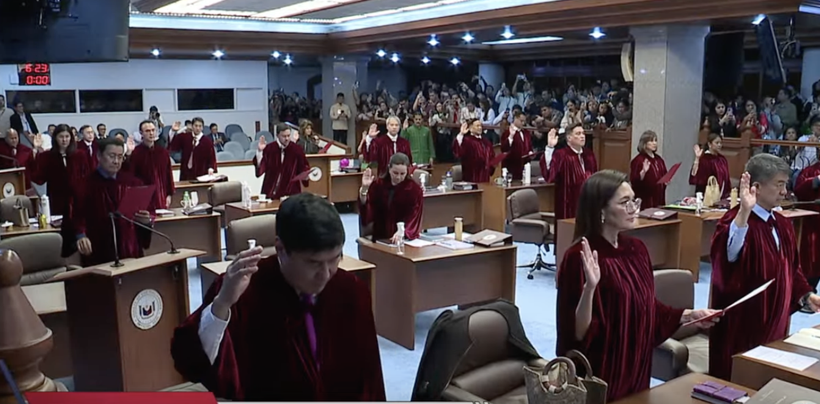 Los senadores filipinos en el momento de jurar a su cargo como magistrados del Tribunal de Destitución para procesar a la vicepresidente Sara Duterte el 18 de mayo de 2026