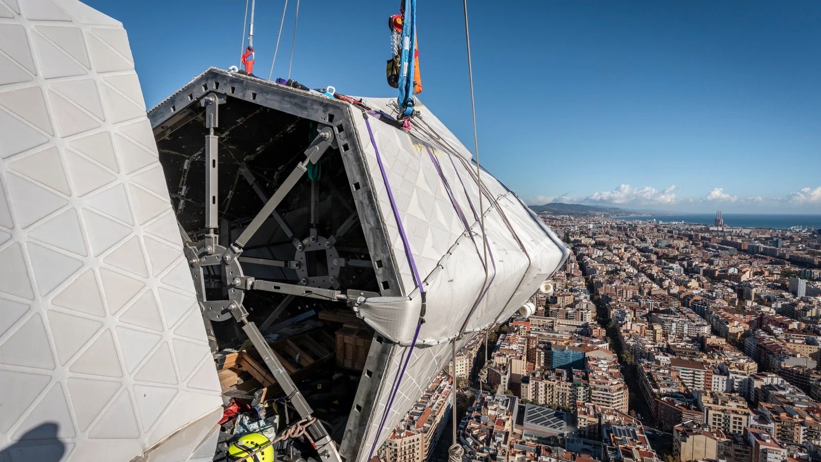 Primer brazo de la cruz que rematará la Torre de Jesucristo de la Sagrada Familia de Barcelona