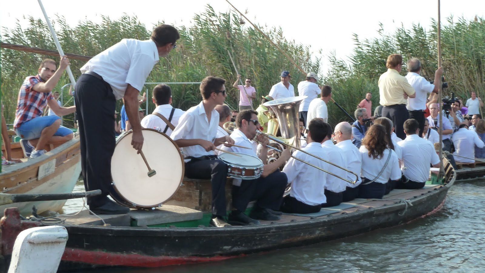 La banda de música acompaña la imagen.