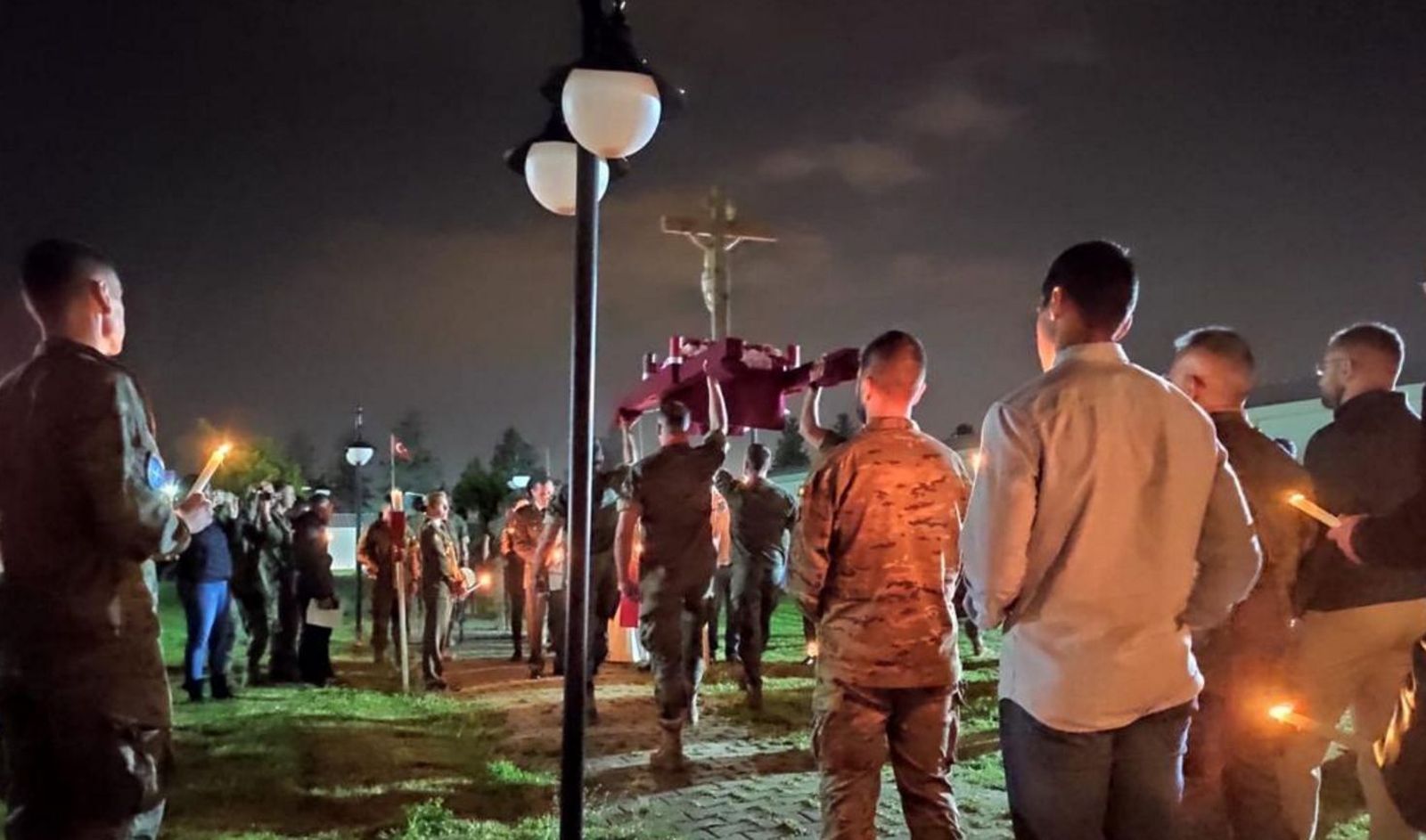 El contingente español procesiona un Cristo el Viernes Santo en la base militar