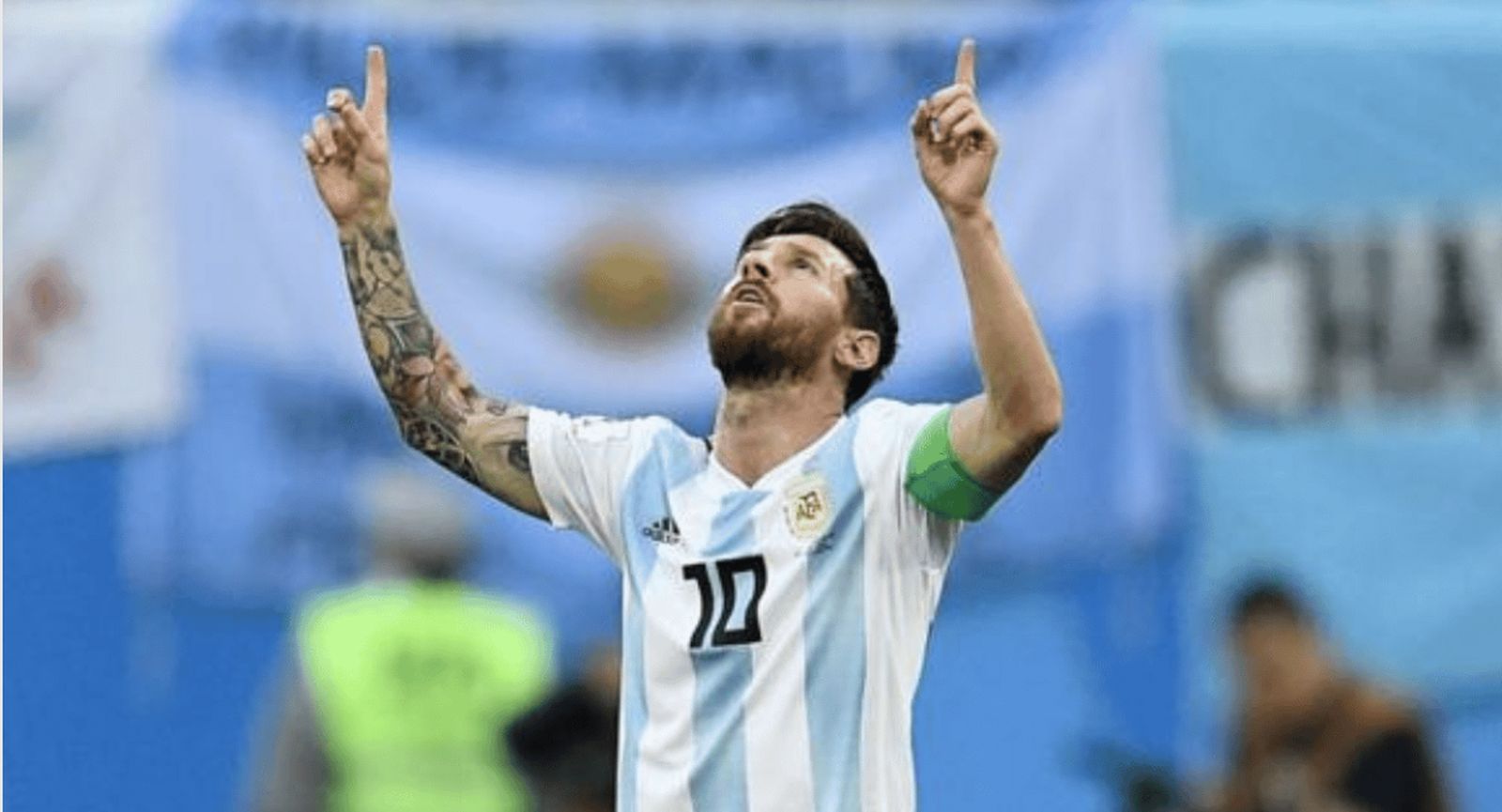 Messi rezando en el campo de fútbol