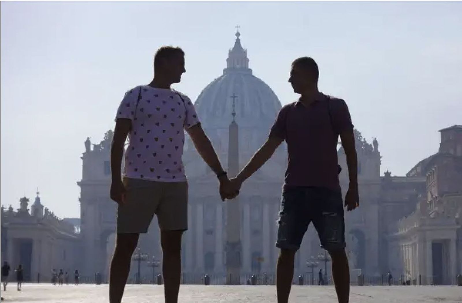 Una pareja frente a la basílica de San Pedro, en el Vaticano