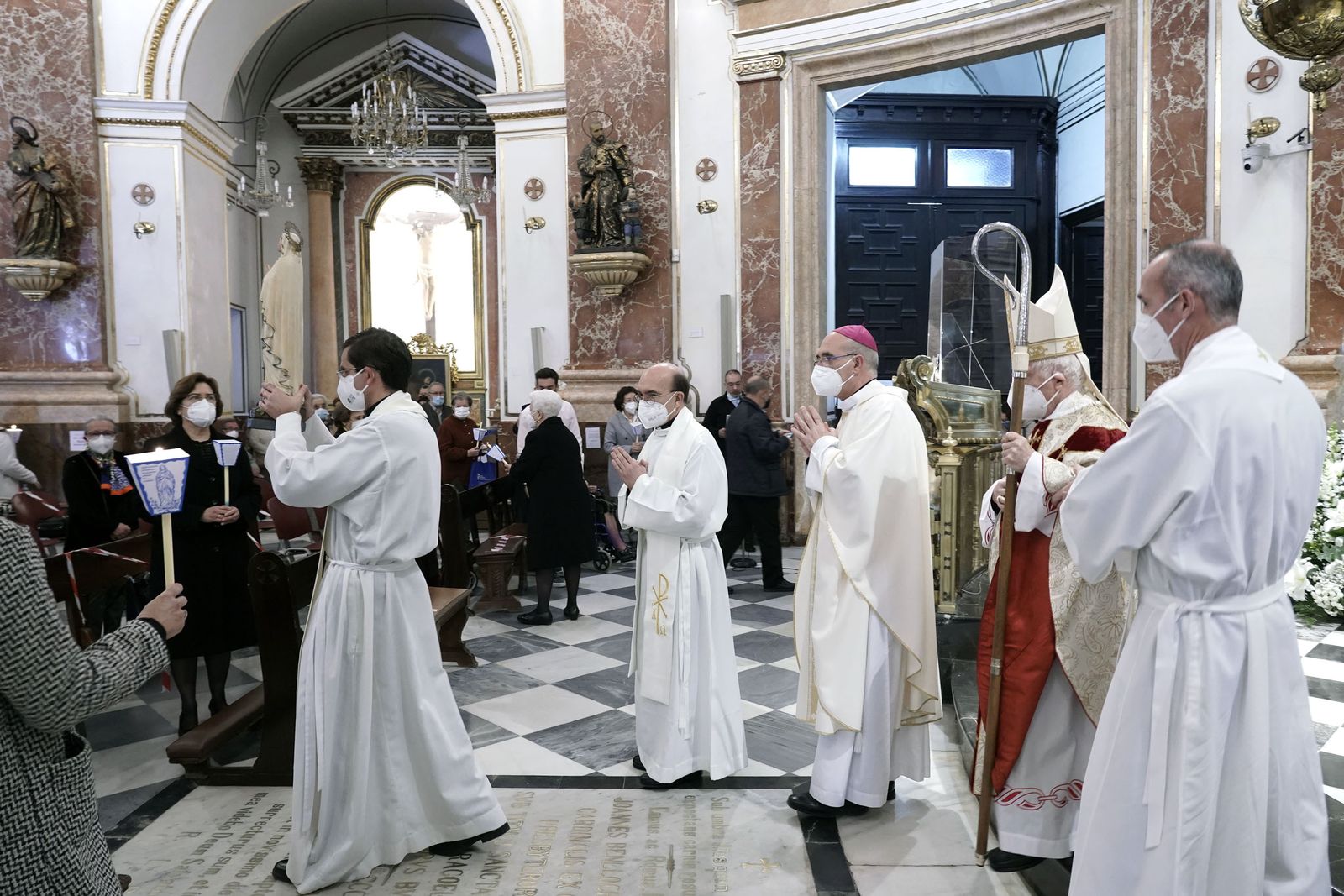 Procesión de las antorchas en la basílica
