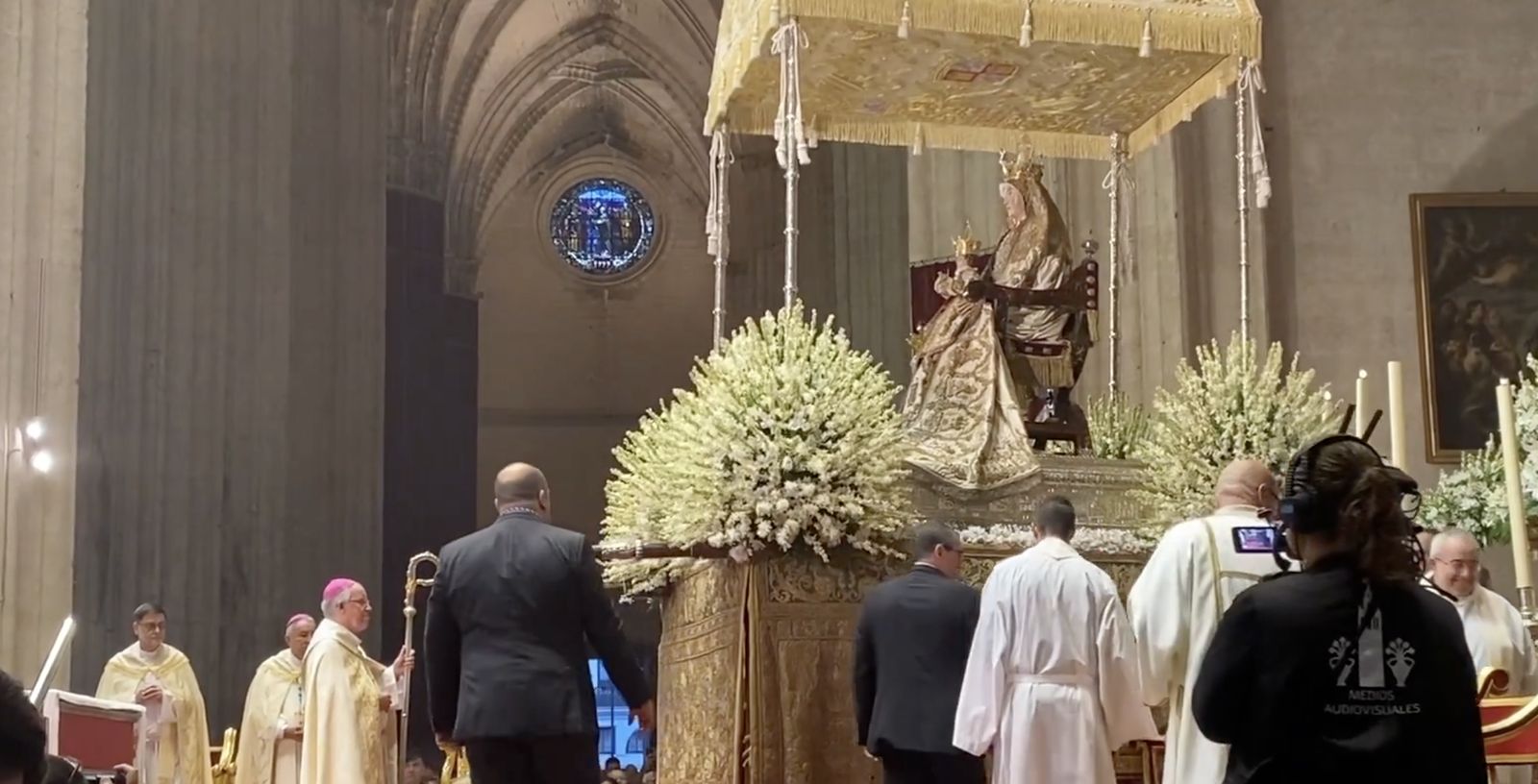 La Virgen de los Reyes, ante Saiz Meneses