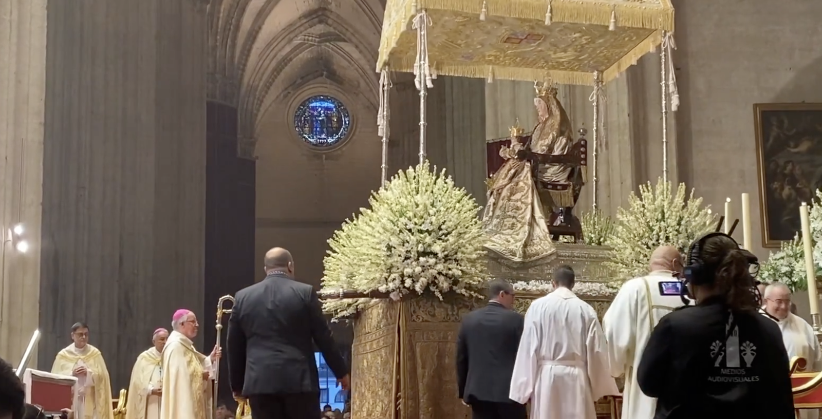 La Virgen de los Reyes, ante Saiz Meneses
