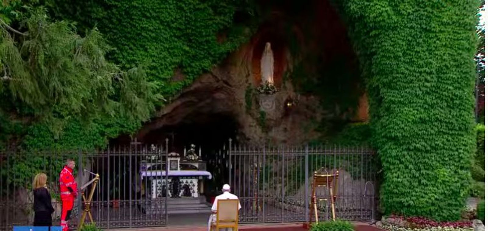 Francisco, en la gruta de Lourdes