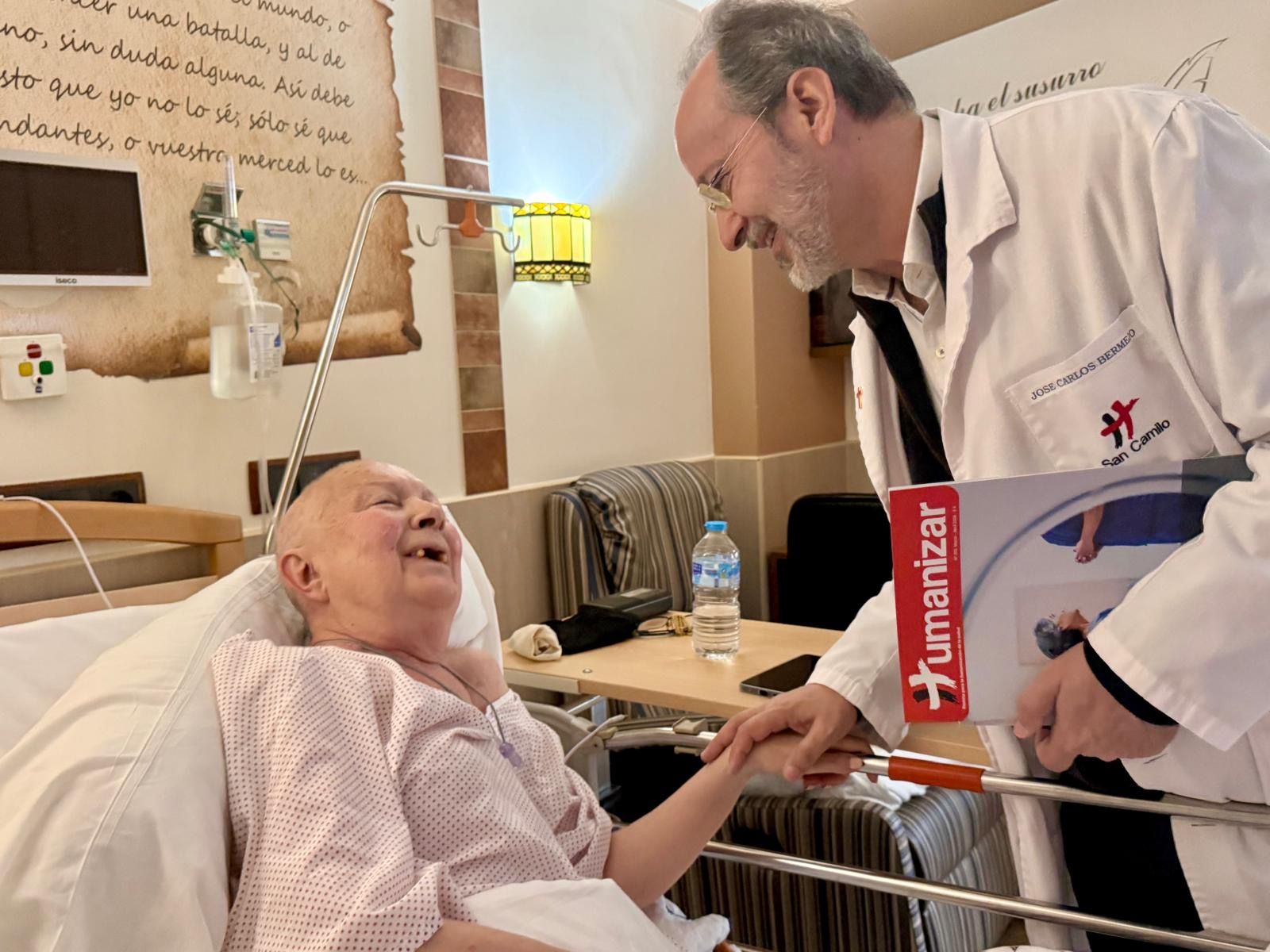 José Carlos Bermejo con paciente de la Unidad de Cuidados paliativos san camilo