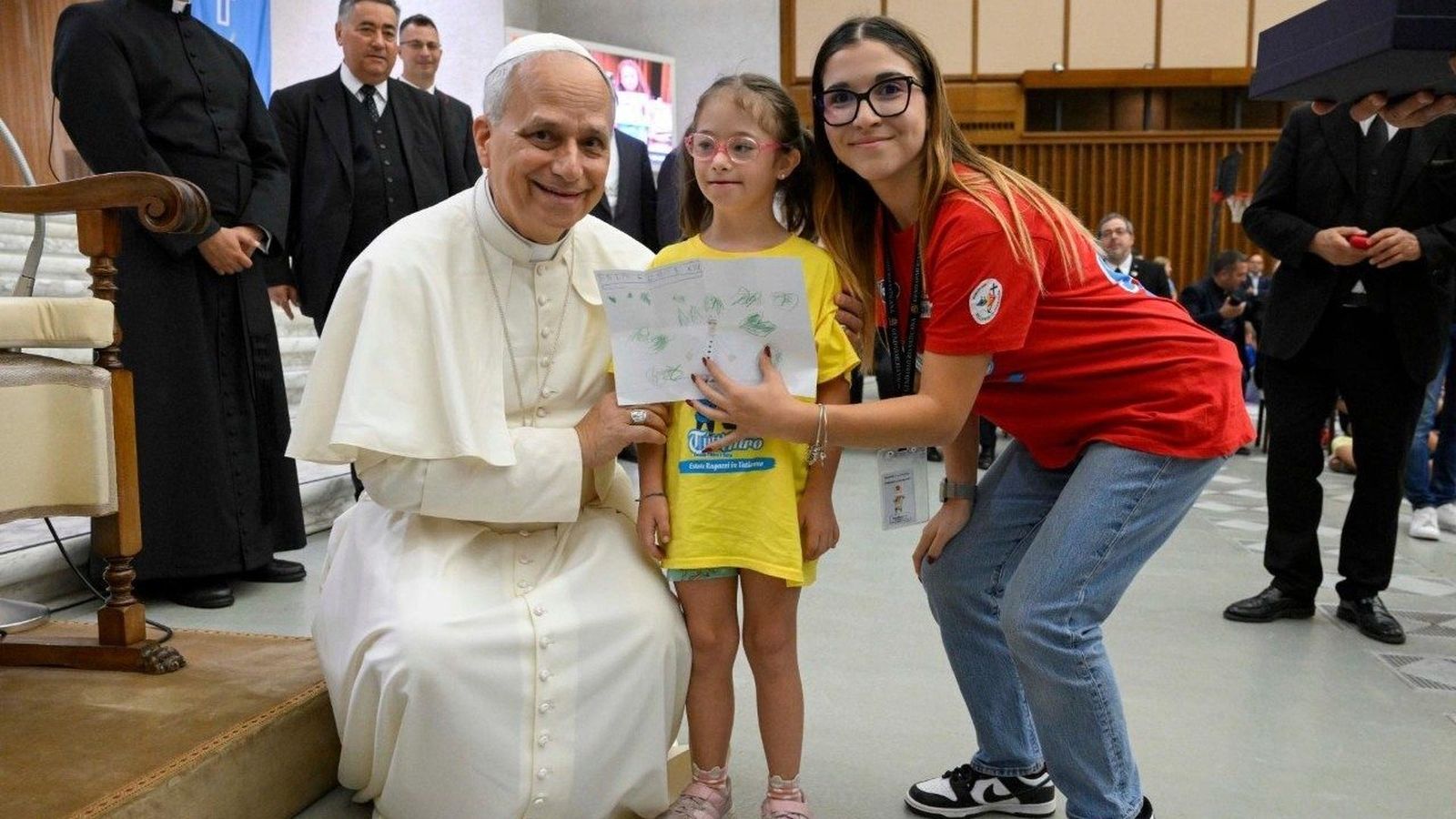 El Papa se agacha para ver la realidad desde los ojos de una niña