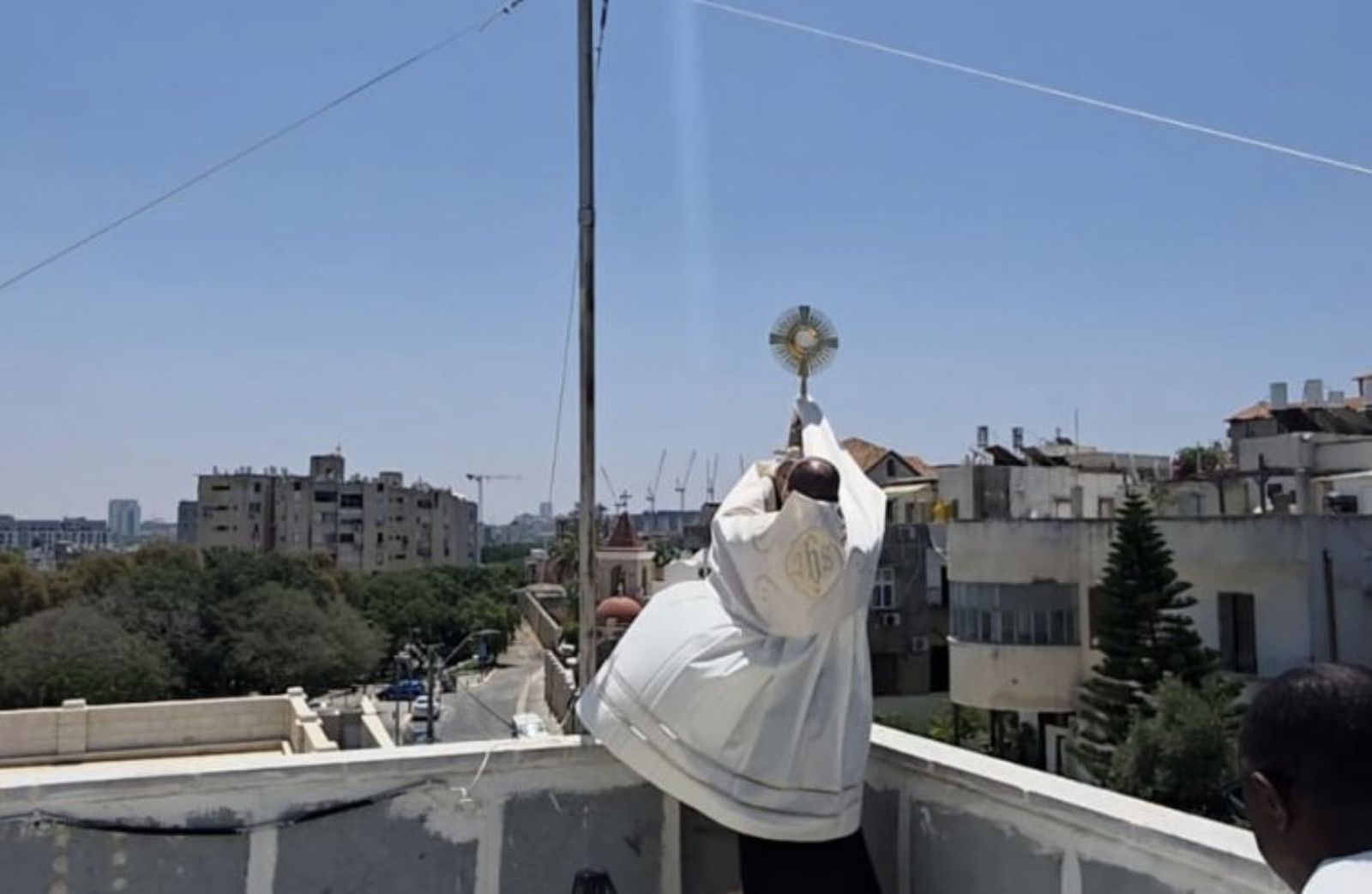El franciscano benedice Tel Aviv desde la azotea del convento