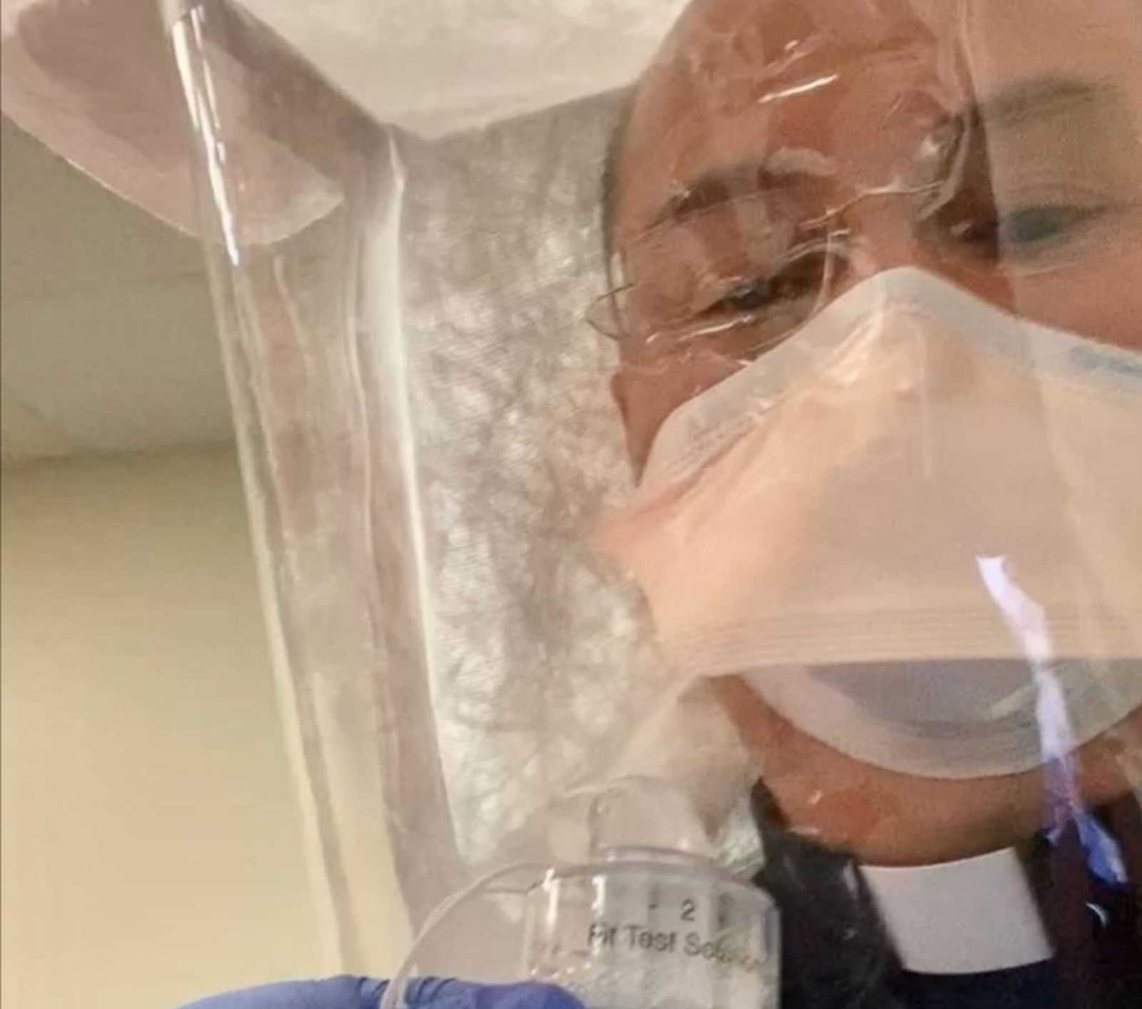 Sacerdote mexicano se capacita para enfrentar al coronavirus