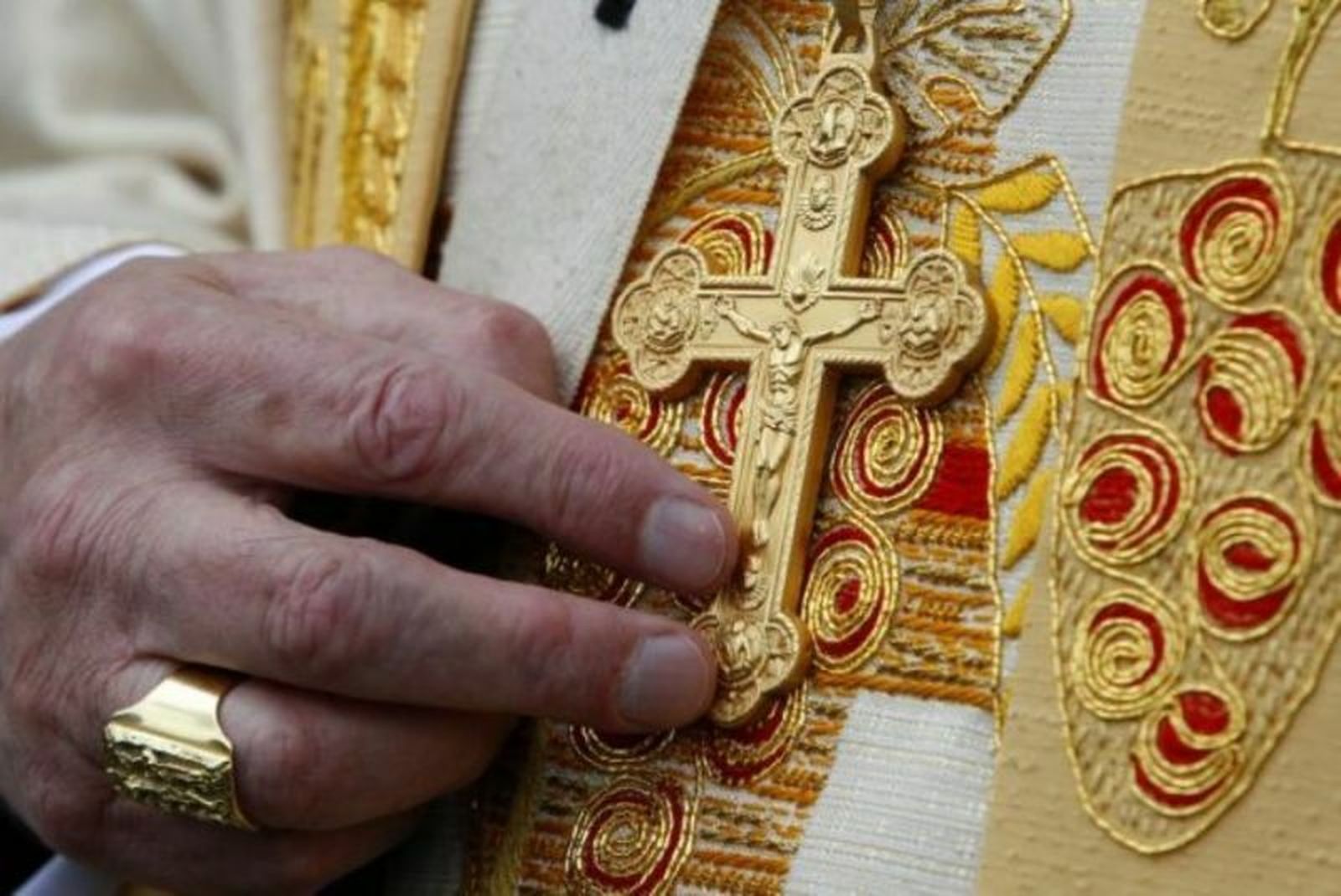 No a la pompa y boato en la Iglesia