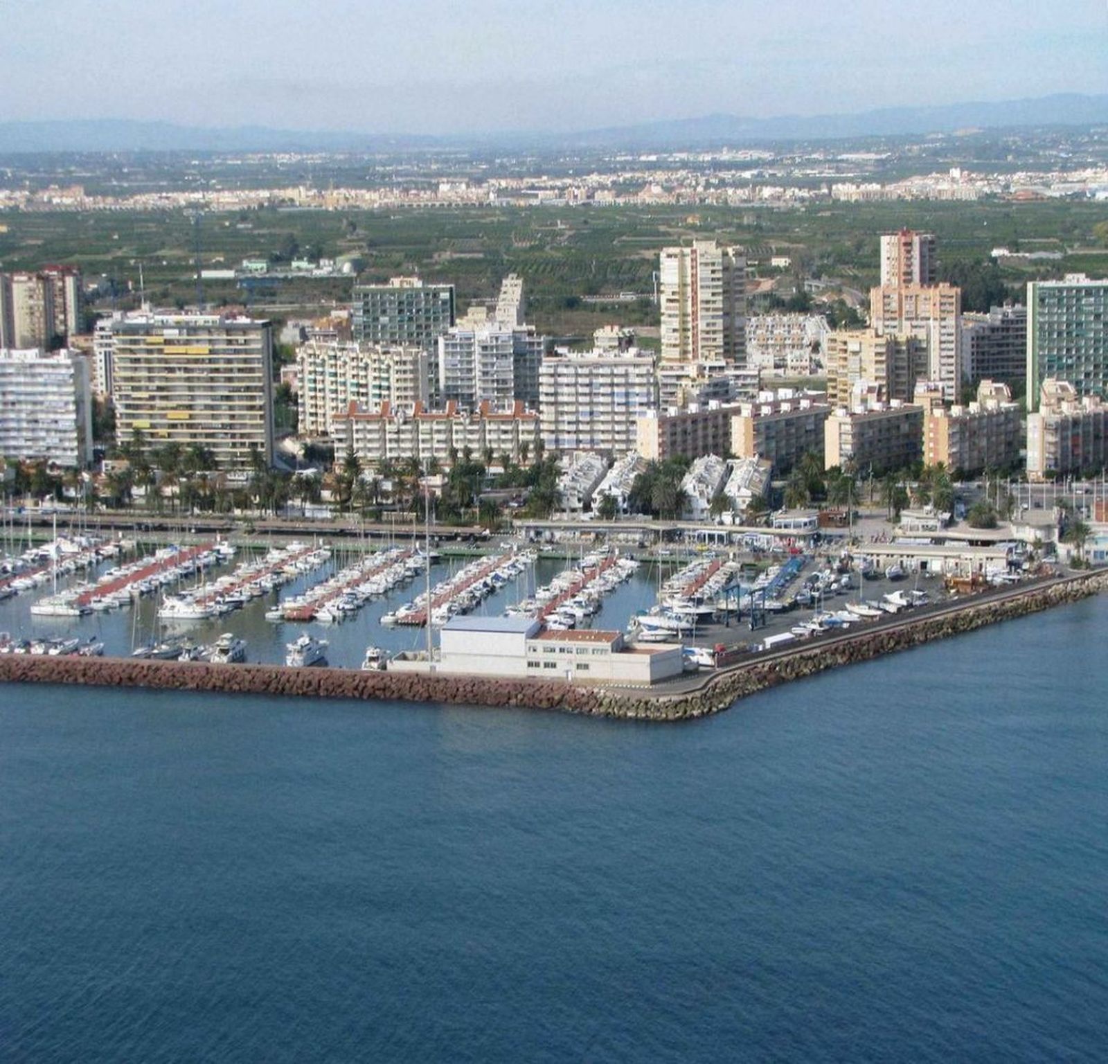 La playa en primer plano, el pueblo al fondo.