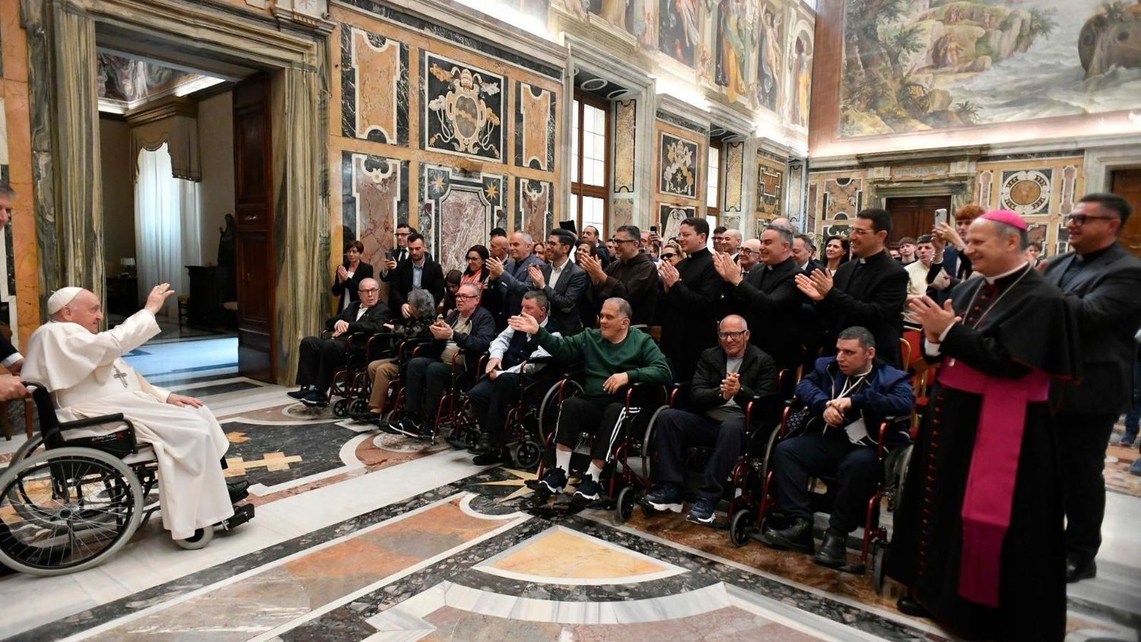 El Papa y los miembros de la Fundación Sant'Angela Merici, de Siracusa
