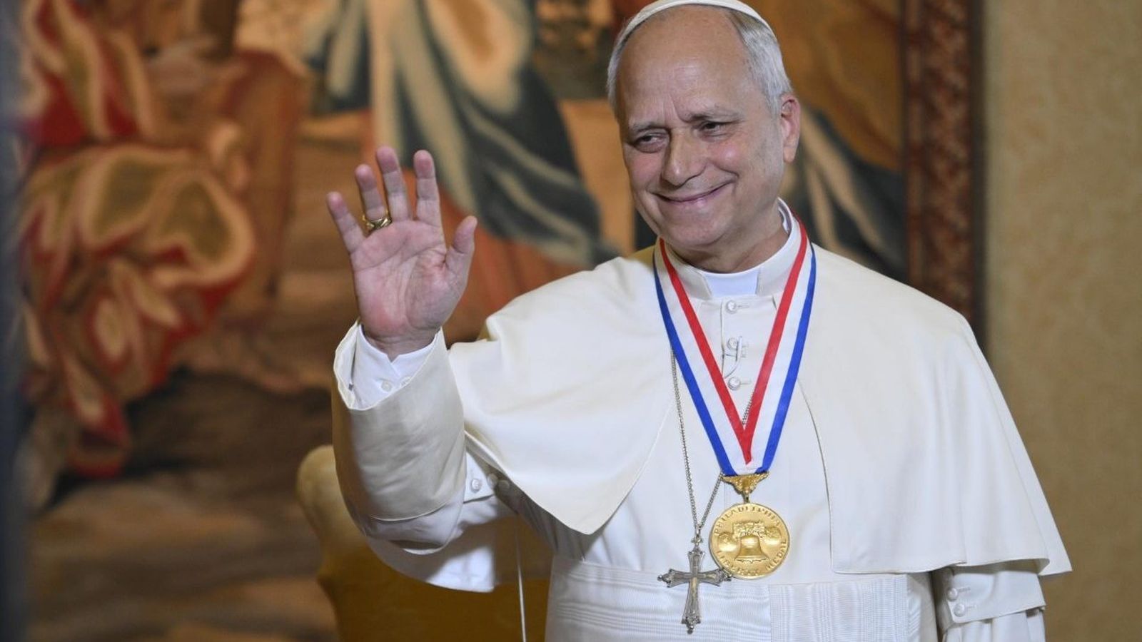 El Papa, con la "Liberty Medal" de los Estados Unidos, que recibió ayer