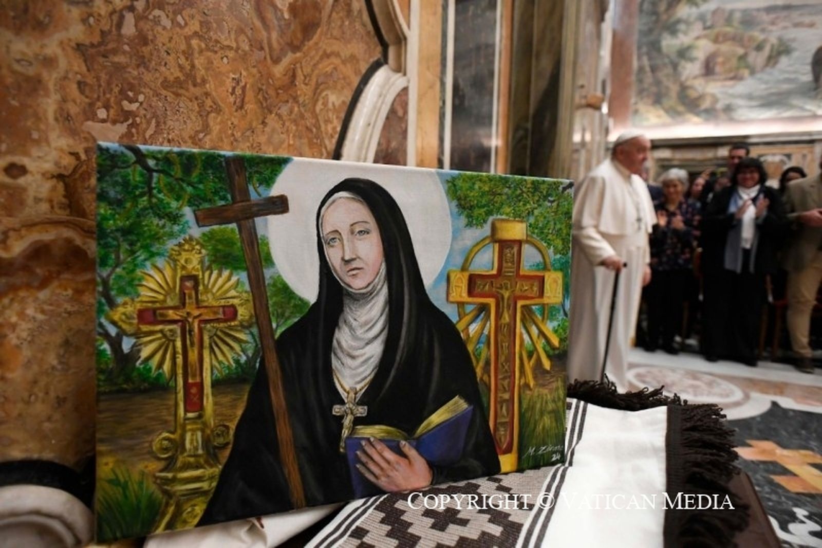Francisco, junto a un retrato de Mama Antula
